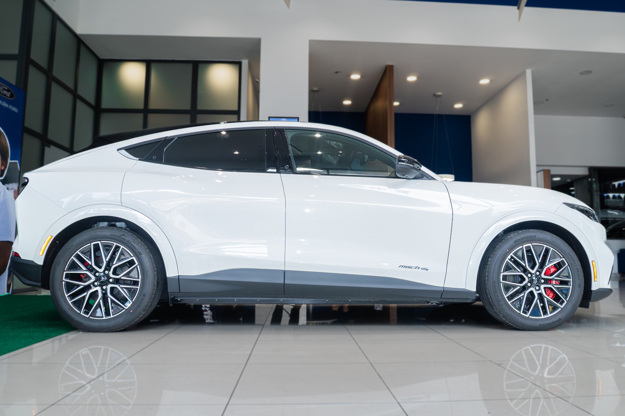 Ford Mustang Mach-E bất ngờ bán chạy hơn cả 'dân chơi' Honda Civic Type R: 'Ngựa hoang điện' đã tìm được chuồng ở Việt Nam?- Ảnh 11. Ford Mustang Mach-E bất ngờ bán chạy hơn cả 'dân chơi' Honda Civic Type R: 'Ngựa hoang điện' đã tìm được chuồng ở Việt Nam?- Ảnh 11.