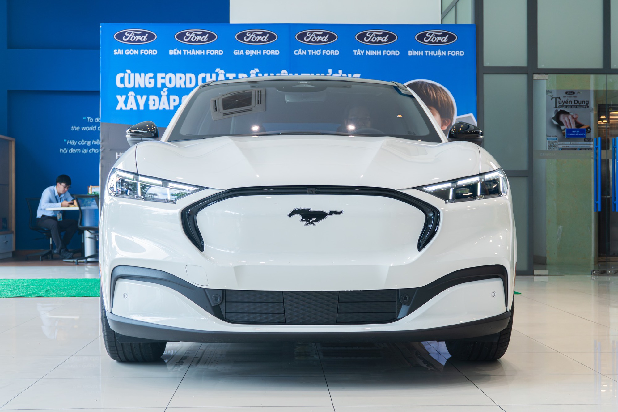 Ford Mustang Mach-E bất ngờ bán chạy hơn cả 'dân chơi' Honda Civic Type R: 'Ngựa hoang điện' đã tìm được chuồng ở Việt Nam?- Ảnh 10. Ford Mustang Mach-E bất ngờ bán chạy hơn cả 'dân chơi' Honda Civic Type R: 'Ngựa hoang điện' đã tìm được chuồng ở Việt Nam?- Ảnh 10.