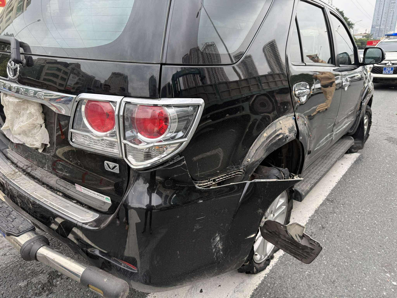 CSGT Hà Nội ngăn chặn người đàn ông say xỉn lái ô tô đi ngược chiều- Ảnh 1.