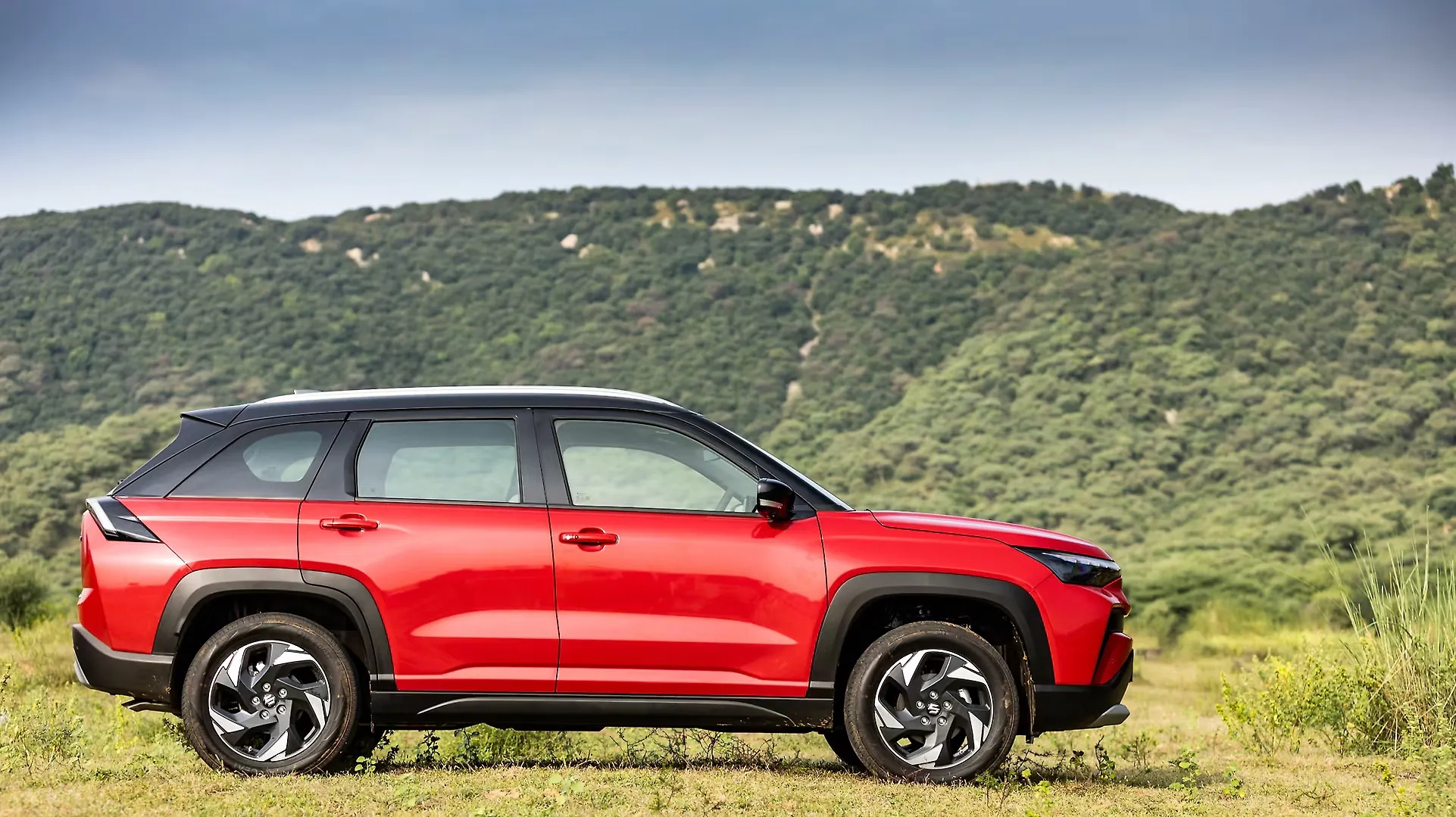 Suzuki Victoris giá quy đổi hơn 300 triệu đồng vừa ra mắt đã bán hơn 4.200 xe, cả chục nghìn người chờ tới lượt, về Việt Nam dễ 'hot' trong phân khúc Xforce, Creta- Ảnh 2. Suzuki Victoris giá quy đổi hơn 300 triệu đồng vừa ra mắt đã bán hơn 4.200 xe, cả chục nghìn người chờ tới lượt, về Việt Nam dễ 'hot' trong phân khúc Xforce, Creta- Ảnh 2.