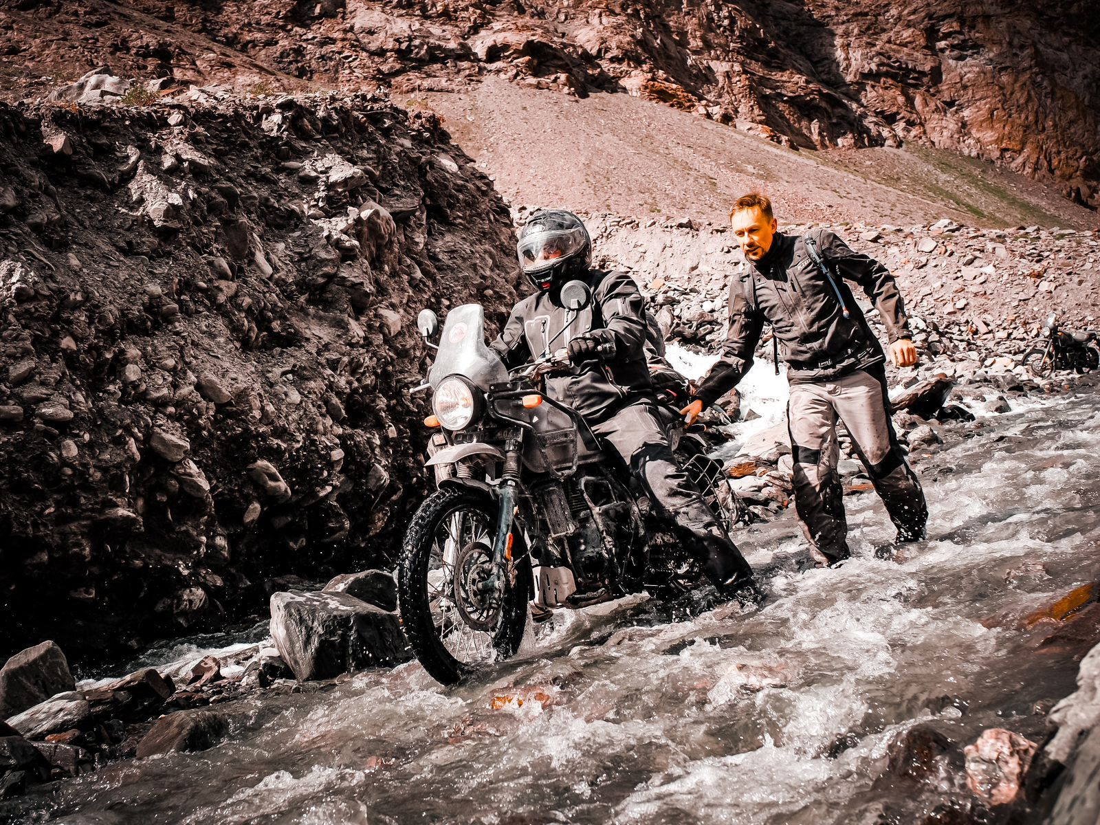 Hãng xe máy Ấn Độ lừng danh sắp trở lại Việt Nam: Có mẫu chuyên trị đường đèo Himalaya cao hơn 5.000 mét- Ảnh 5.