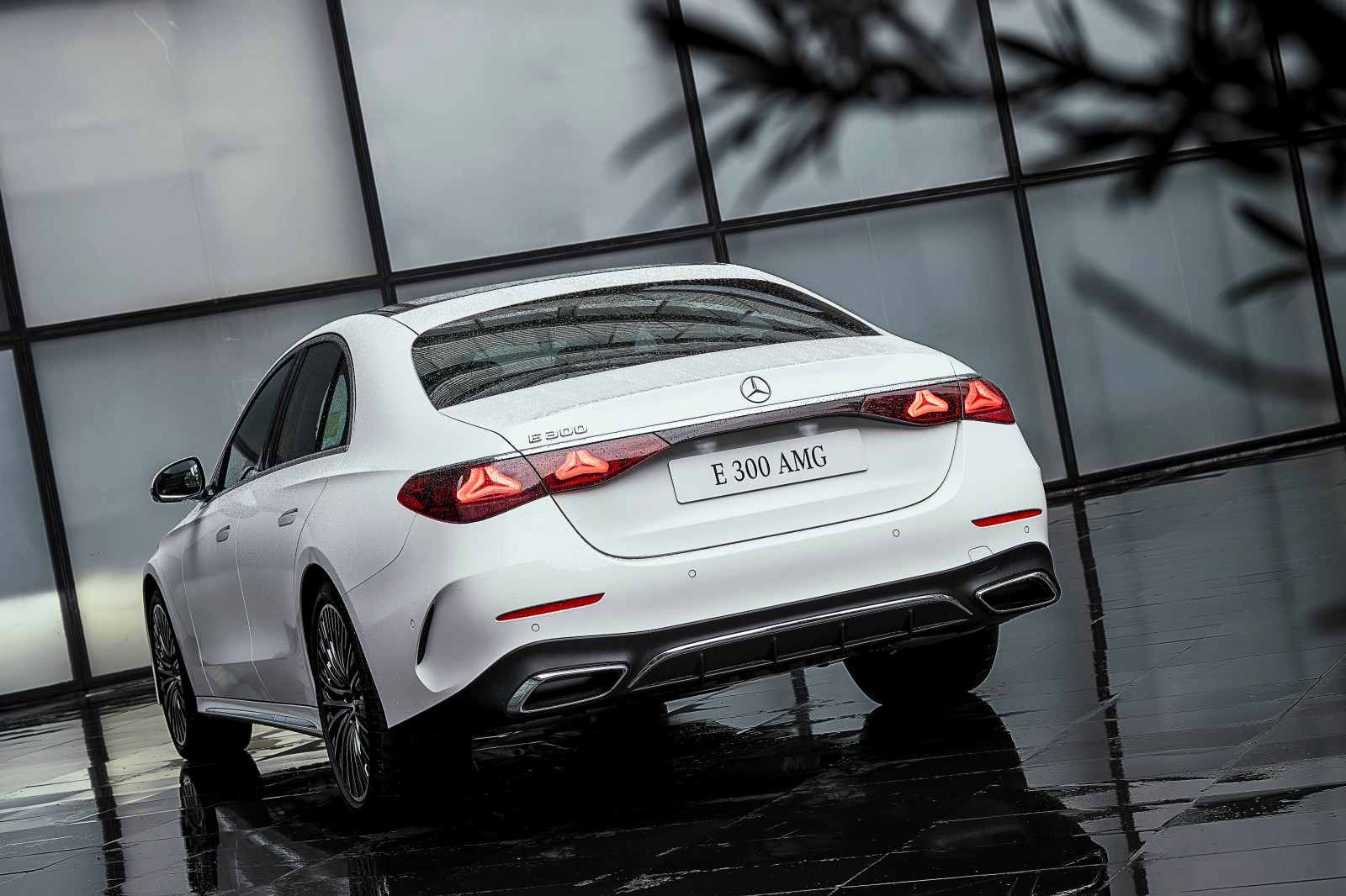 Mercedes-Benz E-Class 2025 ra mắt Việt Nam: Giá từ 2,449 tỷ đồng, thiết kế lột xác, màn hình khủng tràn táp-lô, có ADAS đáp trả 5 Series- Ảnh 17.