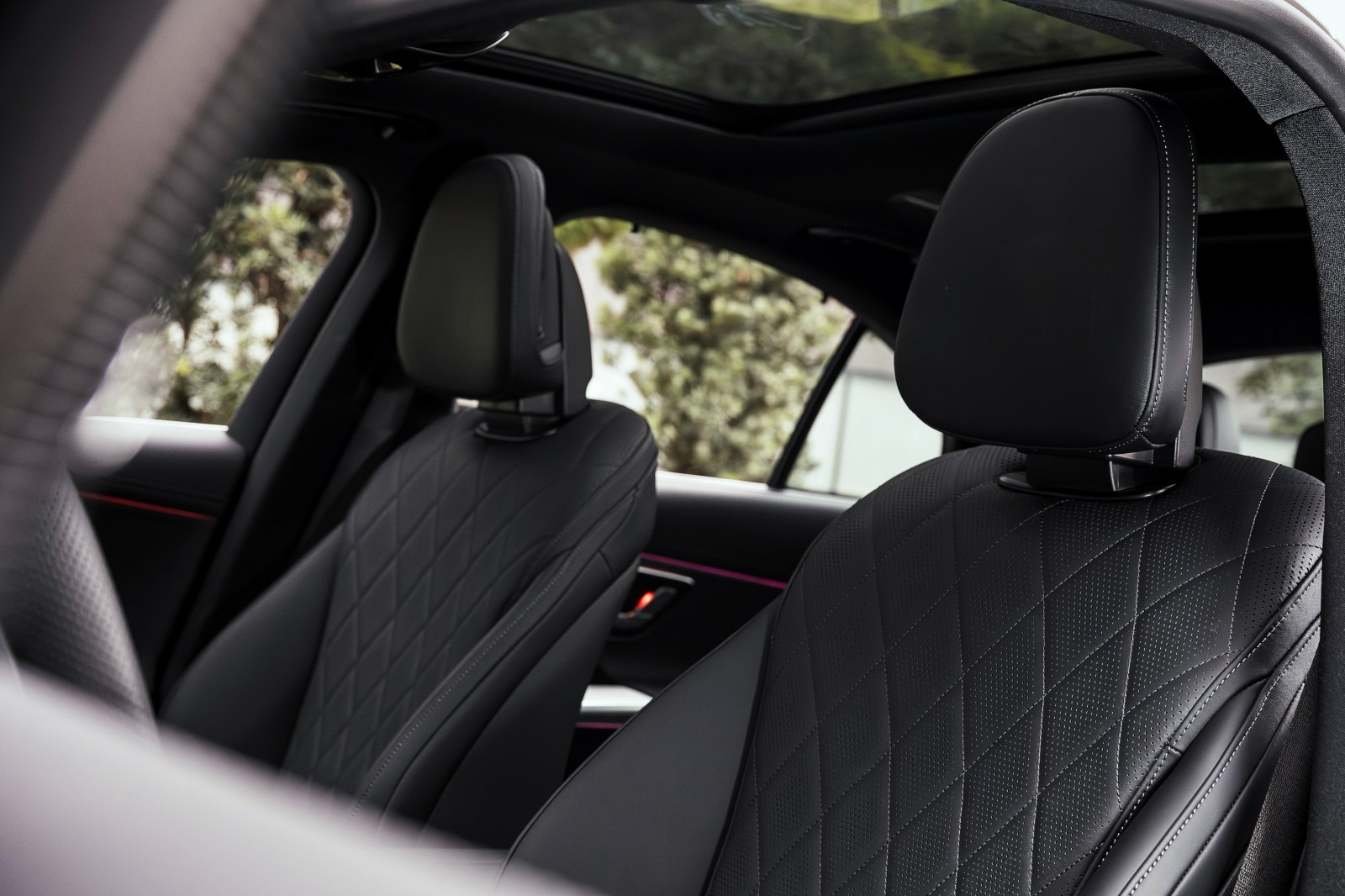 Mercedes-Benz E-Class 2025 ra mắt Việt Nam: Giá từ 2,449 tỷ đồng, thiết kế lột xác, màn hình khủng tràn táp-lô, có ADAS đáp trả 5 Series- Ảnh 22.