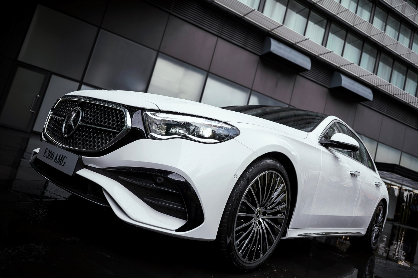 Mercedes-Benz E-Class 2025 ra mắt Việt Nam: Giá từ 2,449 tỷ đồng, thiết kế lột xác, màn hình khủng tràn táp-lô, có ADAS đáp trả 5 Series- Ảnh 16.