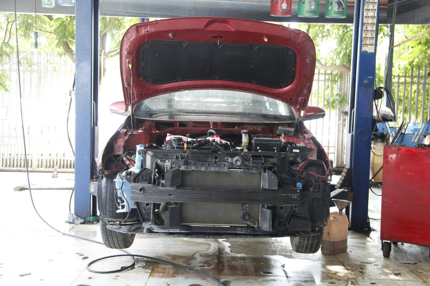 Sau lũ lịch sử, ô tô tiền tỷ bị ngập nước nằm chờ 'cấp cứu'- Ảnh 3.