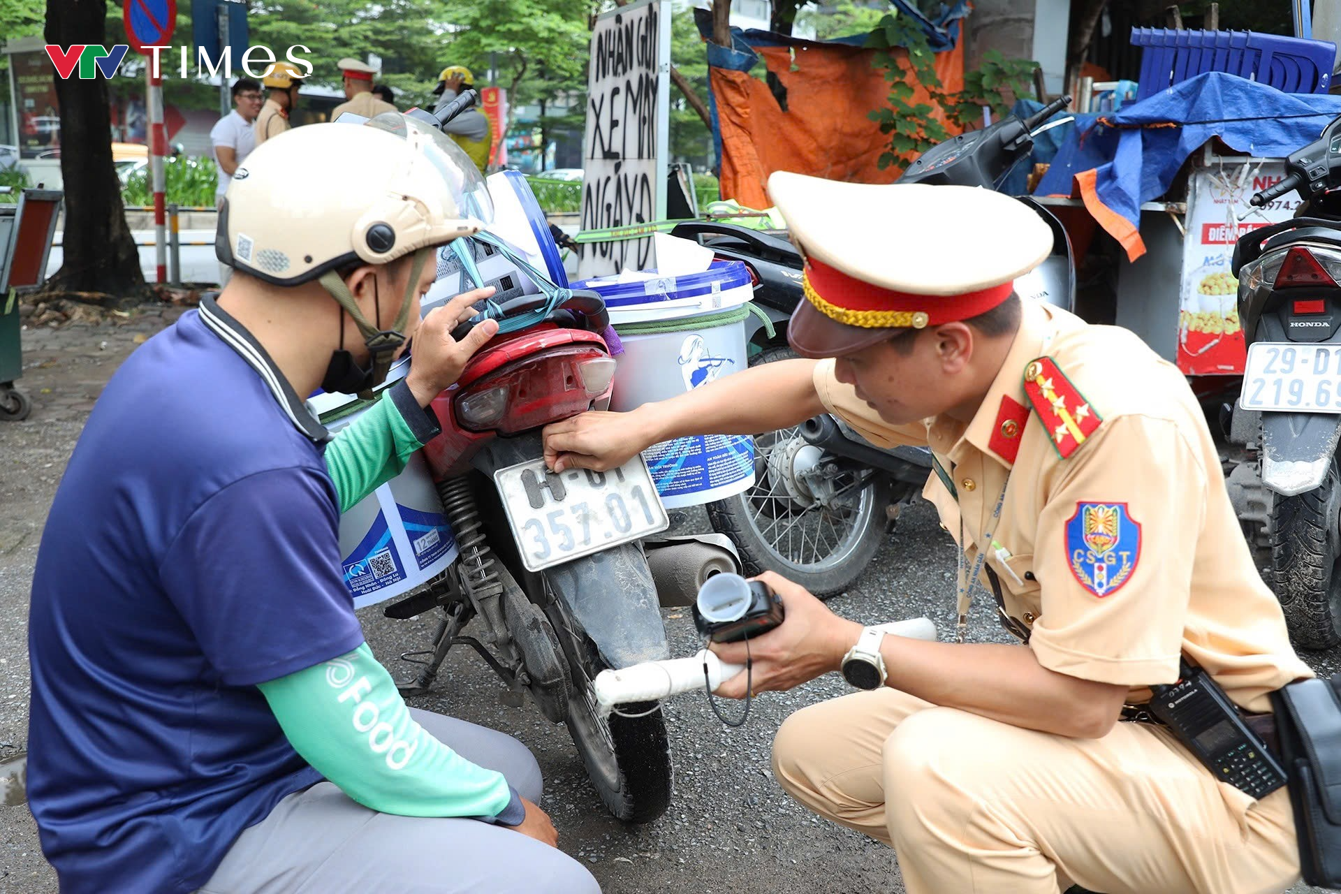 Lo bị camera ghi hình, tài xế che biển số vẫn không thoát phạt- Ảnh 5.