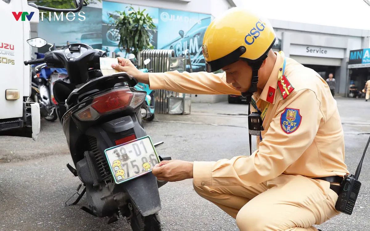 CSGT kiểm tra, xử lý trường hợp dùng decal dán, che biển kiểm soát xe.