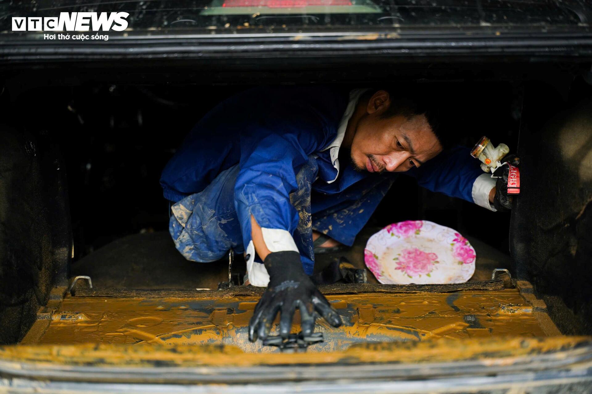 Cuộc 'đại phẫu' hồi sinh hàng trăm ô tô chết lâm sàng sau lũ- Ảnh 2.