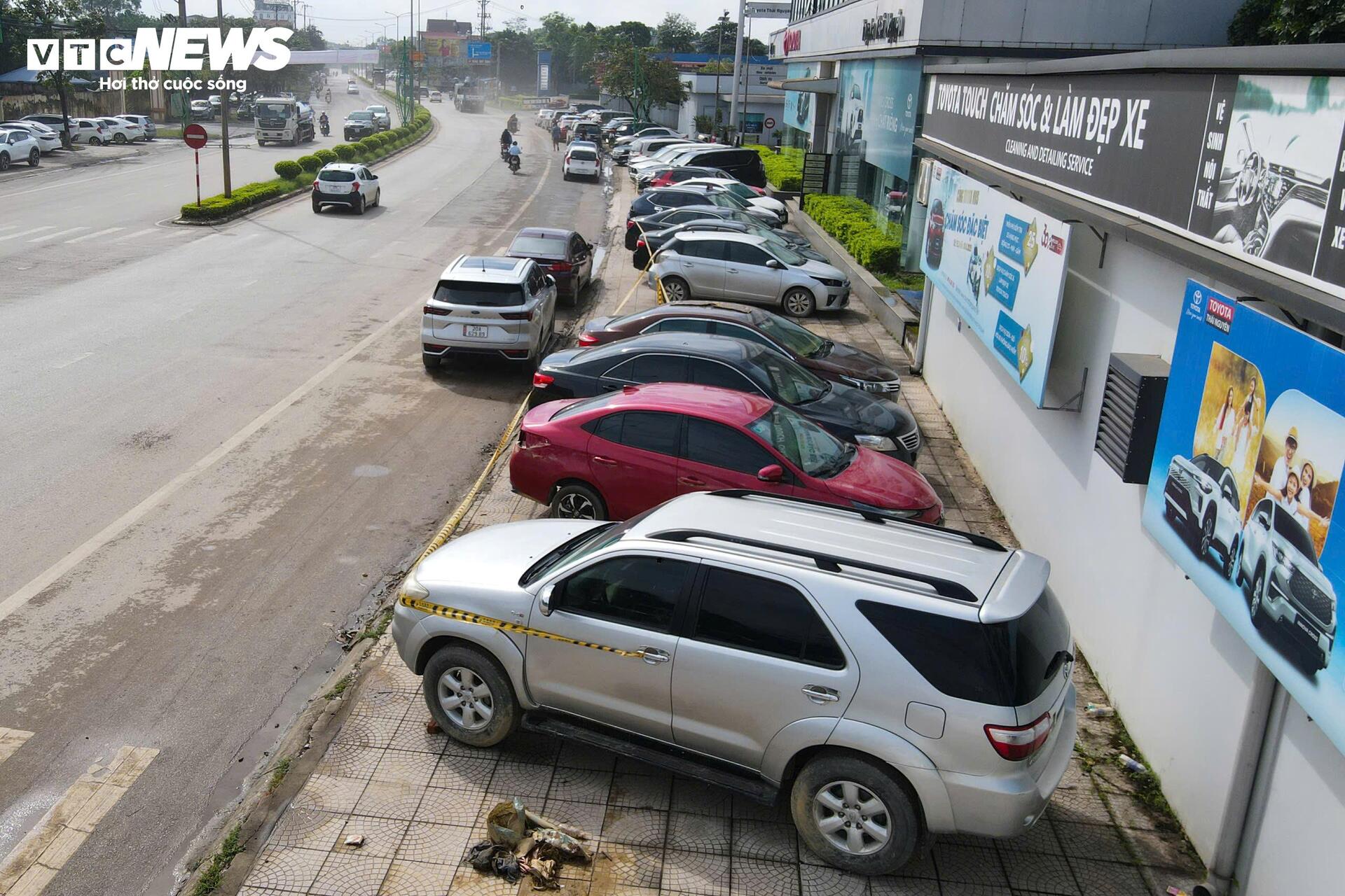 Cuộc 'đại phẫu' hồi sinh hàng trăm ô tô chết lâm sàng sau lũ- Ảnh 1.