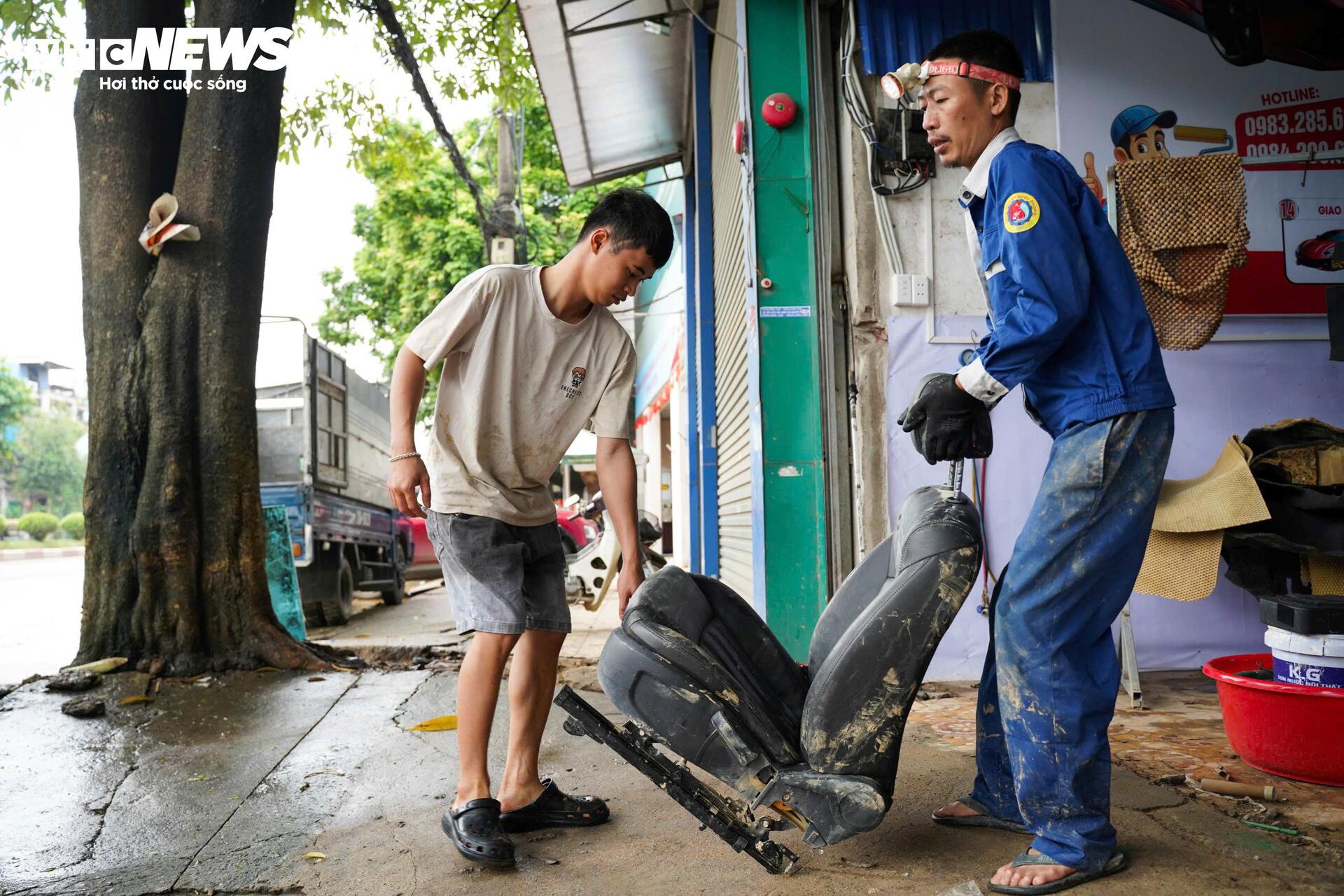 Cuộc 'đại phẫu' hồi sinh hàng trăm ô tô chết lâm sàng sau lũ- Ảnh 5.