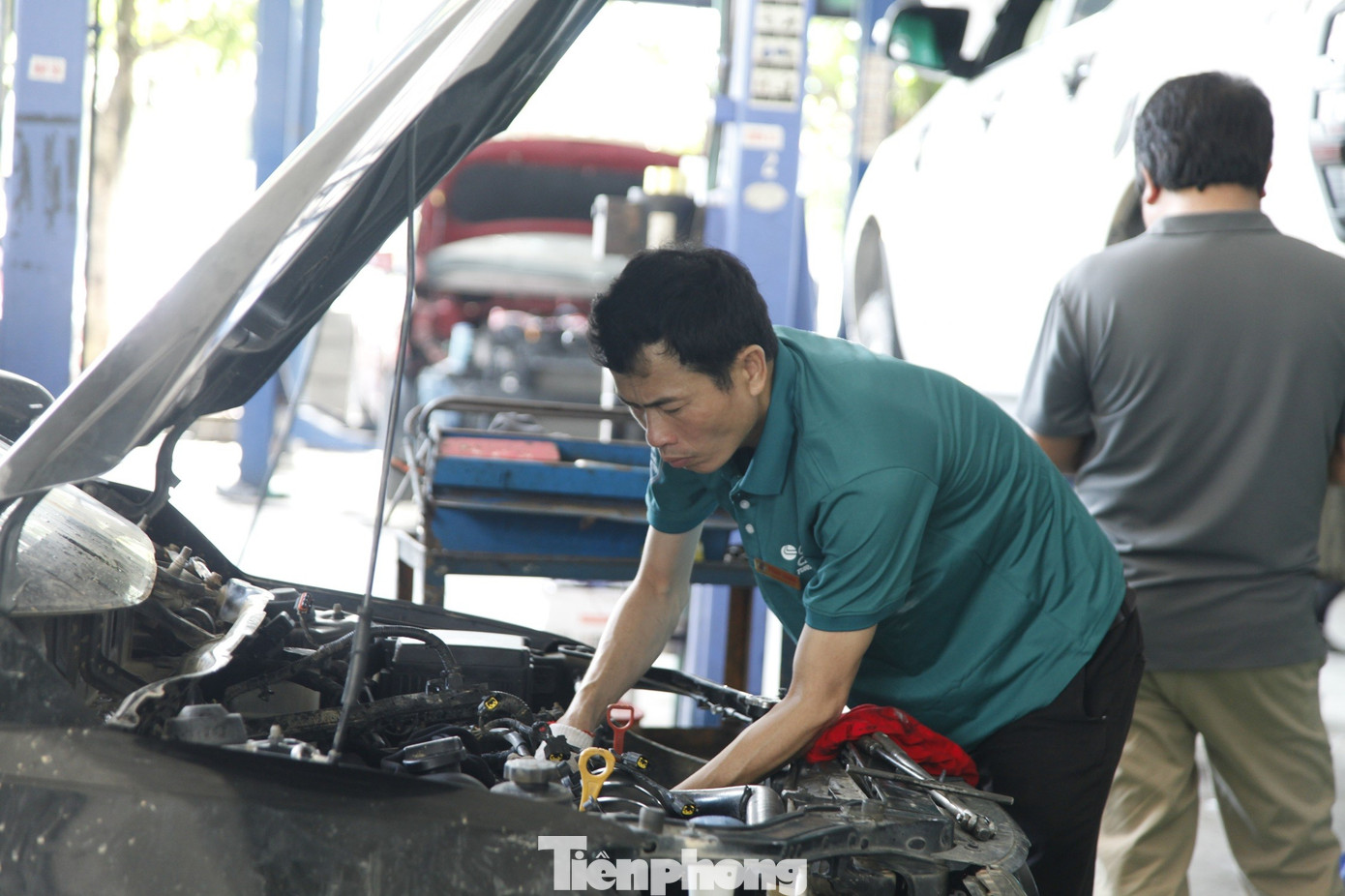 Sau lũ lịch sử, ô tô tiền tỷ bị ngập nước nằm chờ 'cấp cứu'- Ảnh 14.