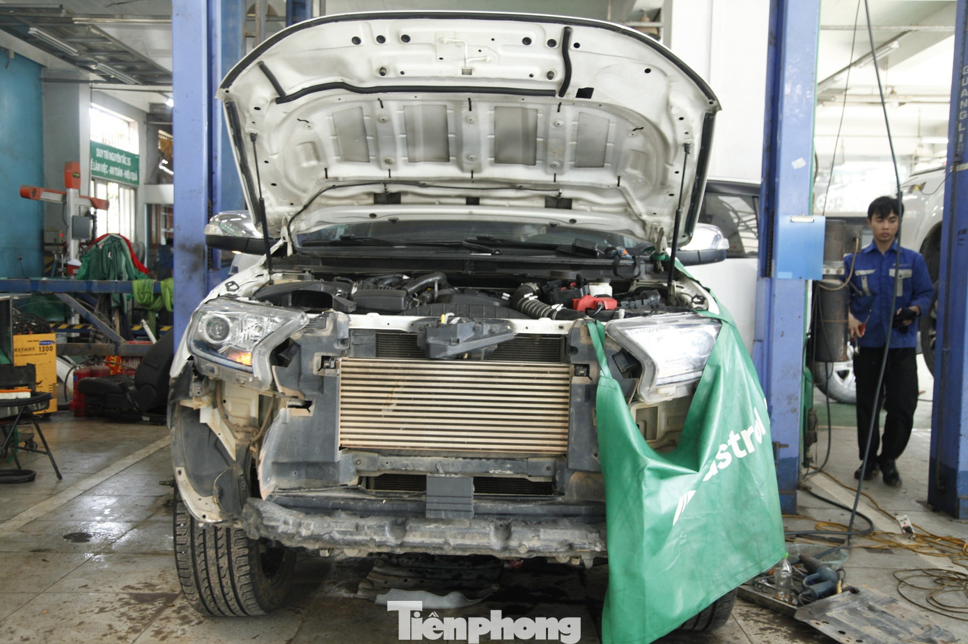 Sau lũ lịch sử, ô tô tiền tỷ bị ngập nước nằm chờ 'cấp cứu'- Ảnh 2.