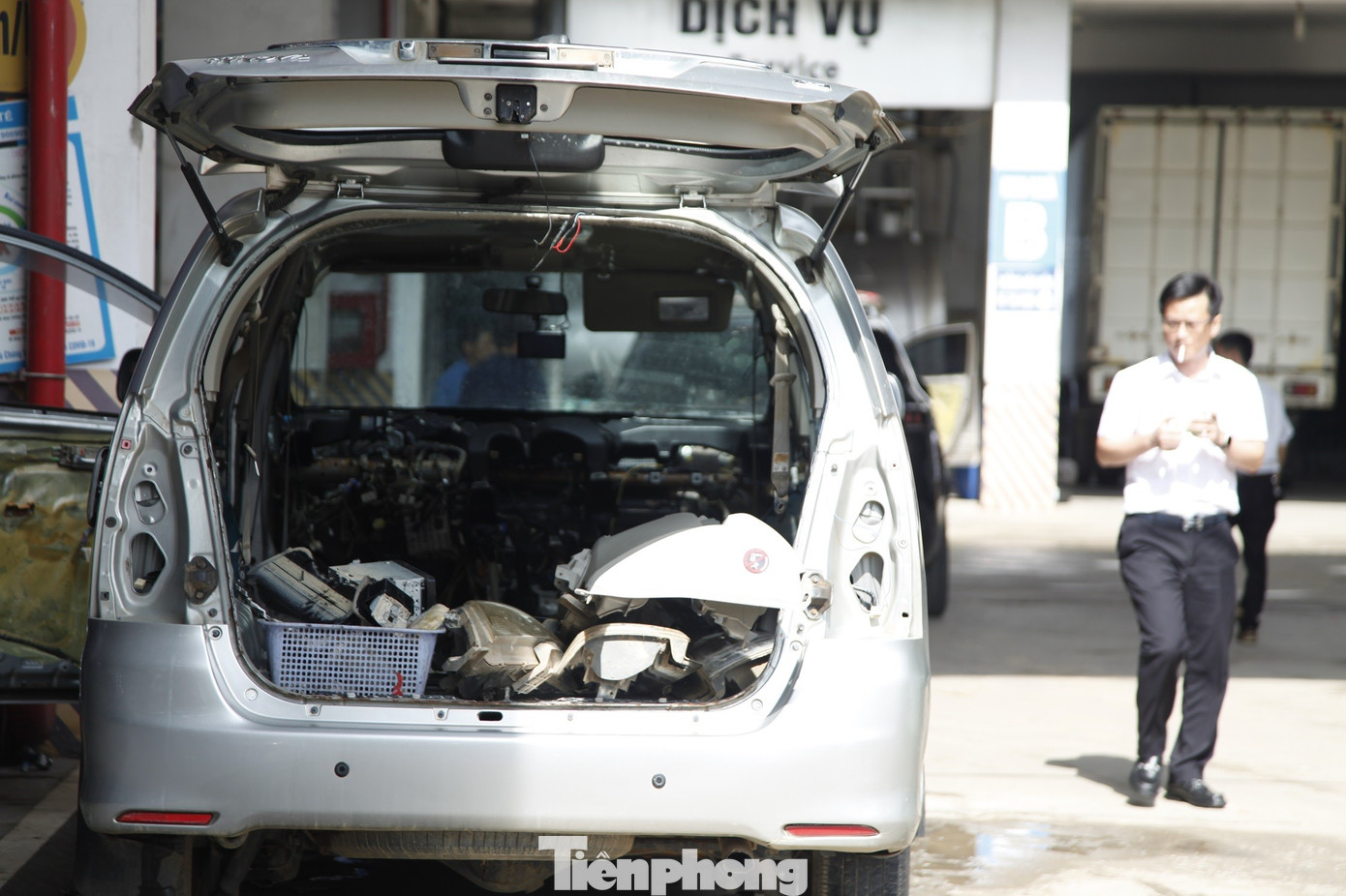 Sau lũ lịch sử, ô tô tiền tỷ bị ngập nước nằm chờ 'cấp cứu'- Ảnh 4.