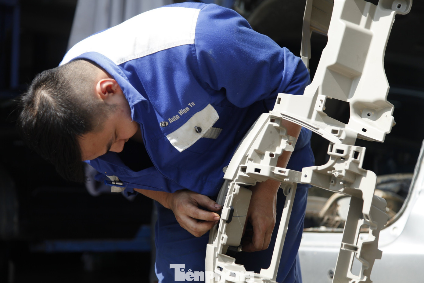 Sau lũ lịch sử, ô tô tiền tỷ bị ngập nước nằm chờ 'cấp cứu'- Ảnh 6.