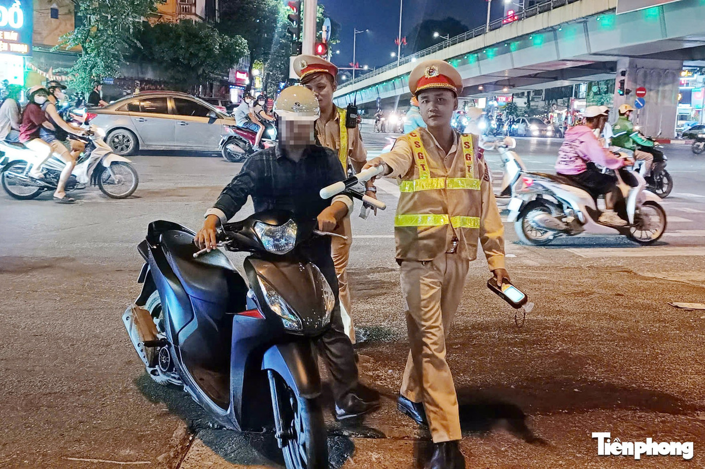 Hà Nội: Uống bia mừng bạn ra viện, nam tài xế bị CSGT xử phạt- Ảnh 1.