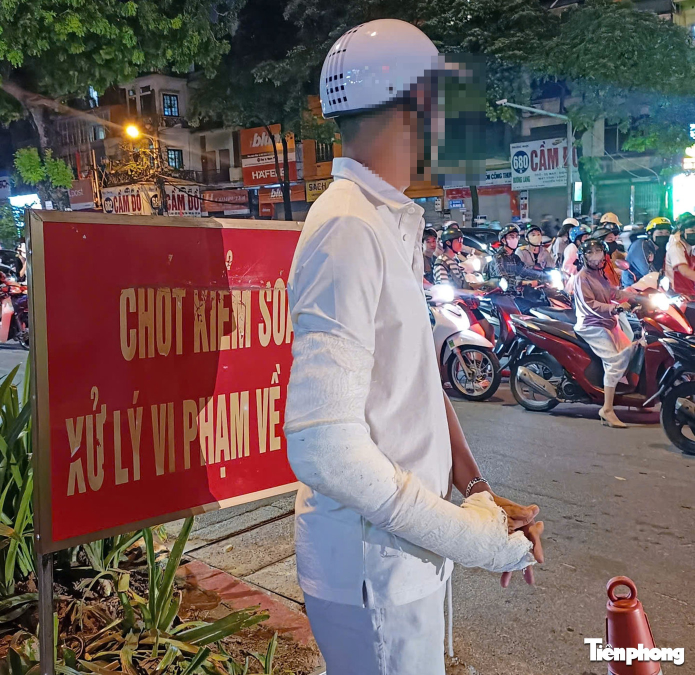 Hà Nội: Uống bia mừng bạn ra viện, nam tài xế bị CSGT xử phạt- Ảnh 3.