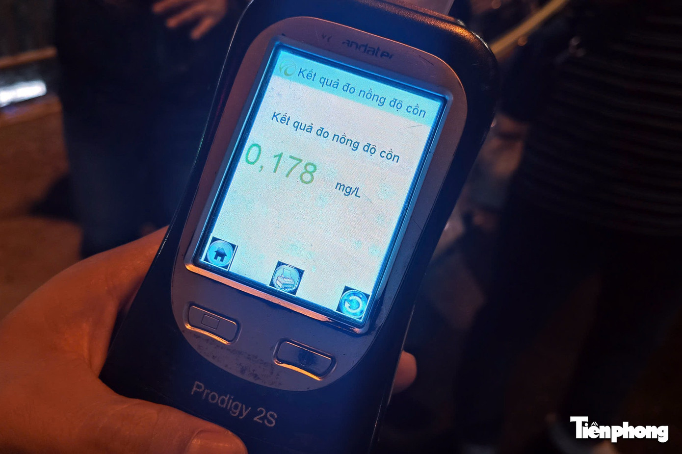 Hà Nội: Uống bia mừng bạn ra viện, nam tài xế bị CSGT xử phạt- Ảnh 4.