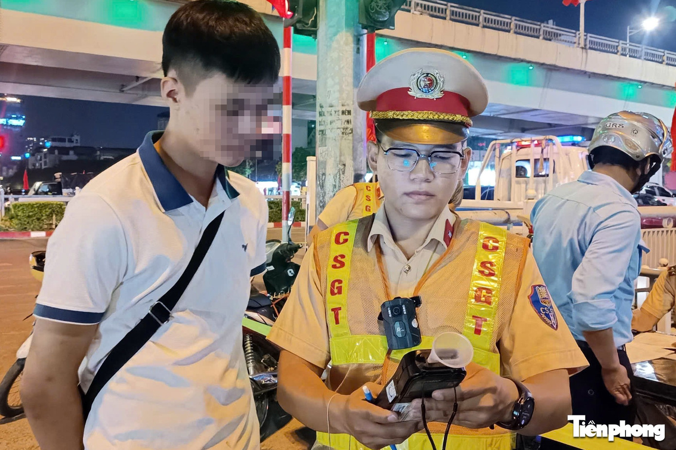Hà Nội: Uống bia mừng bạn ra viện, nam tài xế bị CSGT xử phạt- Ảnh 2.