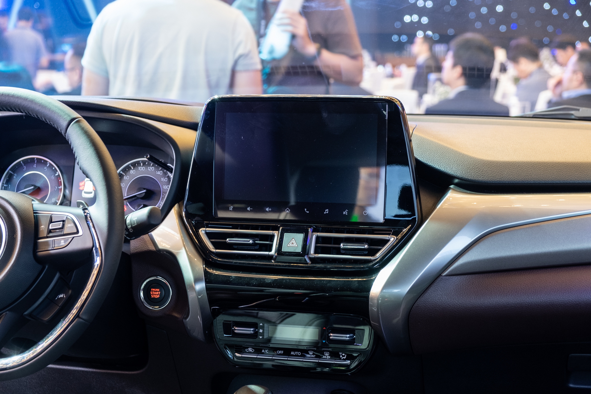 Suzuki Fronx ra mắt Việt Nam: Giá 520-649 triệu đồng, 3 phiên bản, có động cơ hybrid, ADAS, màn hình HUD- Ảnh 9. Suzuki Fronx ra mắt Việt Nam: Giá 520-649 triệu đồng, 3 phiên bản, có động cơ hybrid, ADAS, màn hình HUD- Ảnh 9.