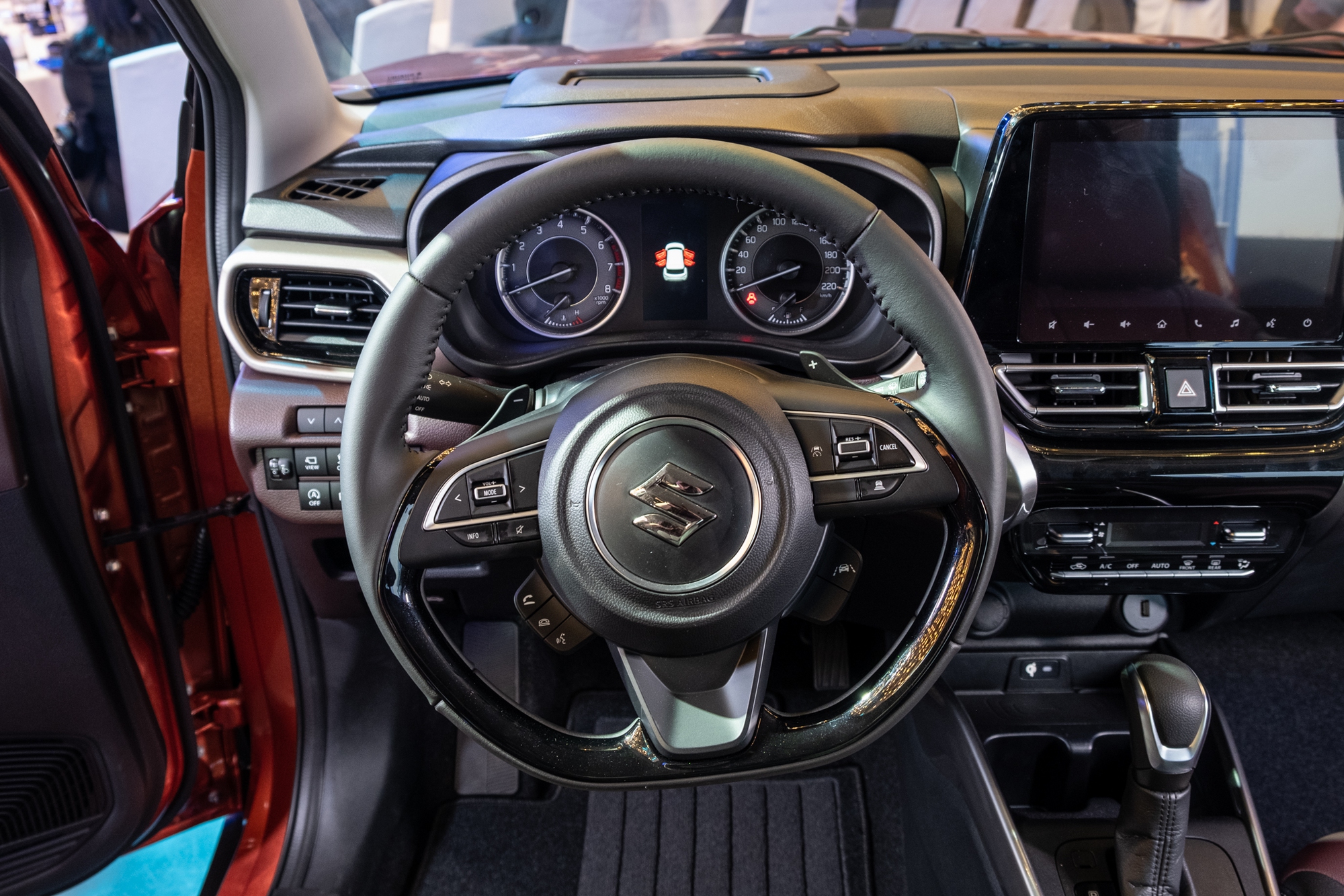 Suzuki Fronx ra mắt Việt Nam: Giá 520-649 triệu đồng, 3 phiên bản, có động cơ hybrid, ADAS, màn hình HUD- Ảnh 8. Suzuki Fronx ra mắt Việt Nam: Giá 520-649 triệu đồng, 3 phiên bản, có động cơ hybrid, ADAS, màn hình HUD- Ảnh 8.