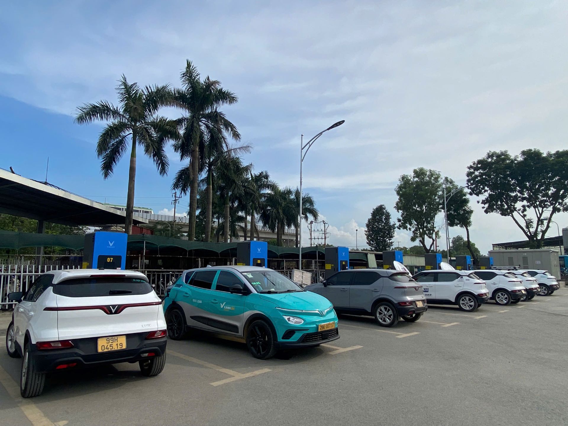 Người dùng xe điện ở Hà Nội bất ngờ với độ phủ “nhanh như điện” của trạm sạc V-Green- Ảnh 1.