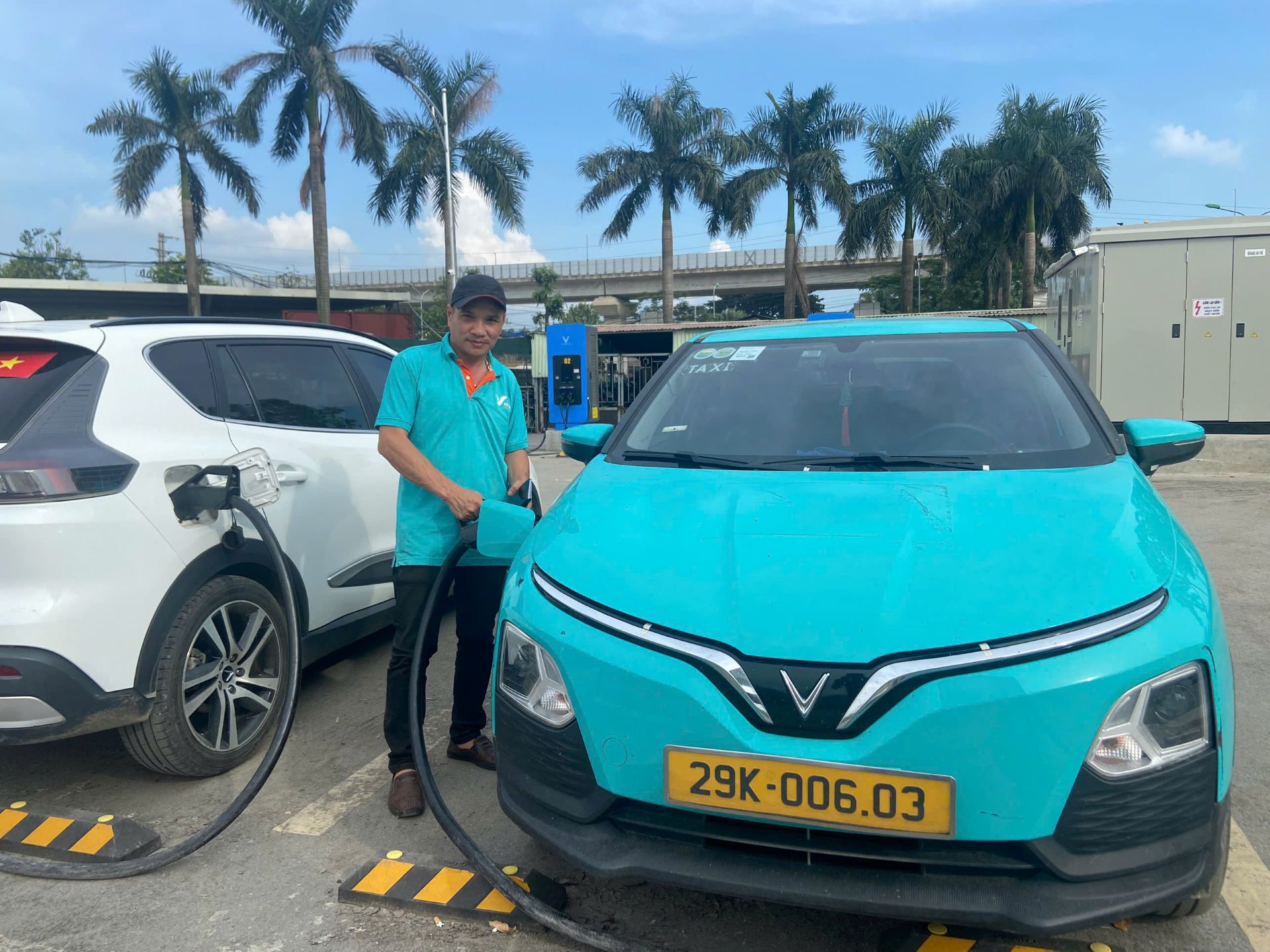 Người dùng xe điện ở Hà Nội bất ngờ với độ phủ “nhanh như điện” của trạm sạc V-Green- Ảnh 2.