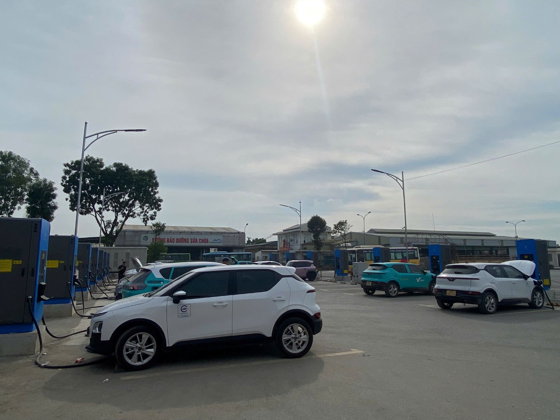 Người dùng xe điện ở Hà Nội bất ngờ với độ phủ “nhanh như điện” của trạm sạc V-Green- Ảnh 3.