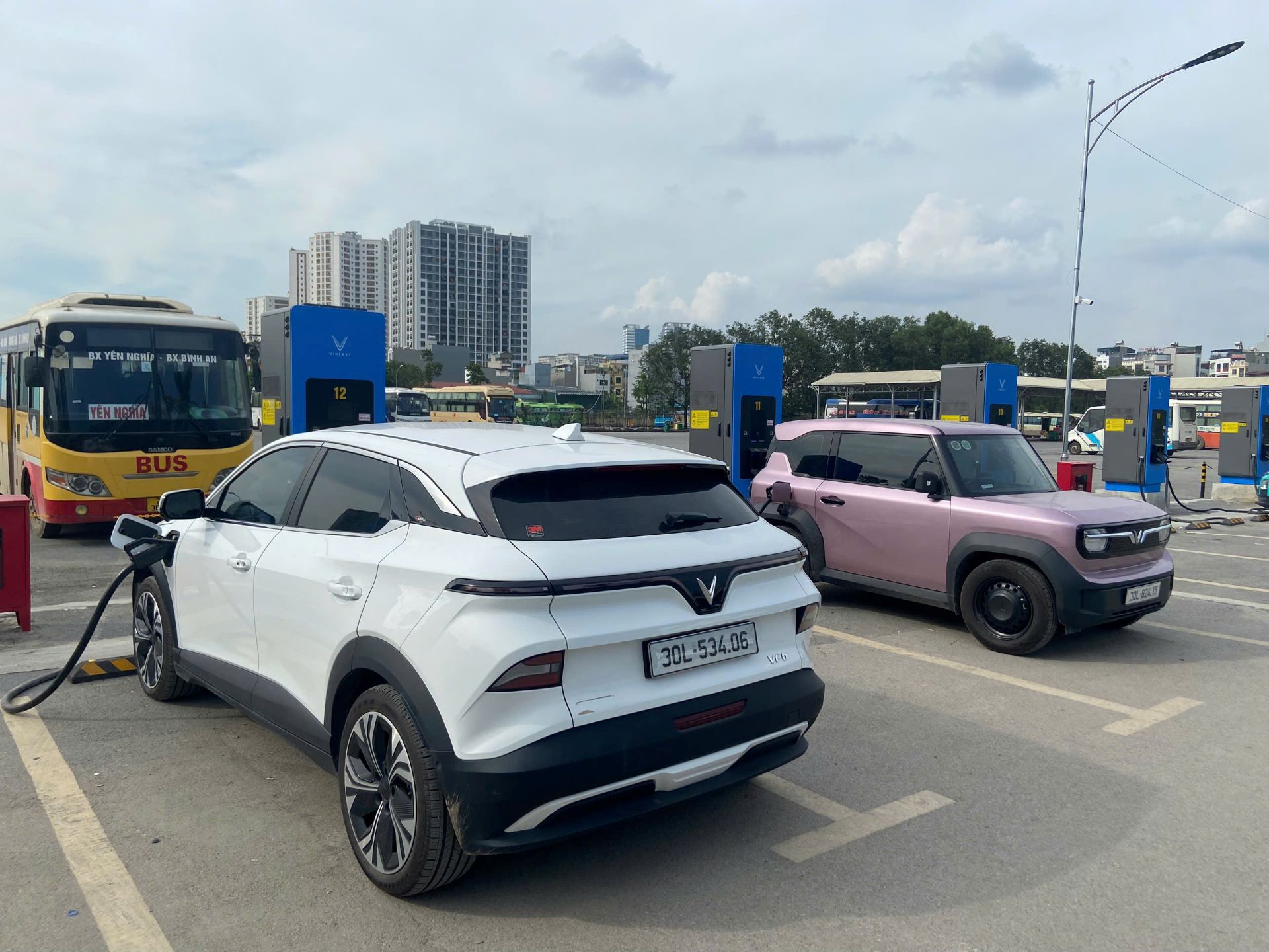 Người dùng xe điện ở Hà Nội bất ngờ với độ phủ “nhanh như điện” của trạm sạc V-Green- Ảnh 5.