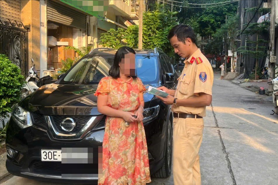 Xử phạt người phụ nữ để con ngồi trên nóc ô tô đang di chuyển- Ảnh 1. Xử phạt người phụ nữ để con ngồi trên nóc ô tô đang di chuyển- Ảnh 1.