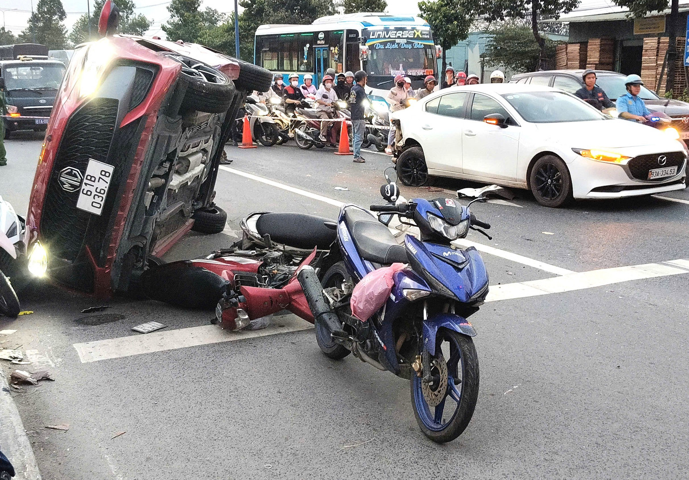 Tài xế đạp nhầm chân ga, ô tô tông loạn xạ nhiều phương tiện- Ảnh 3.