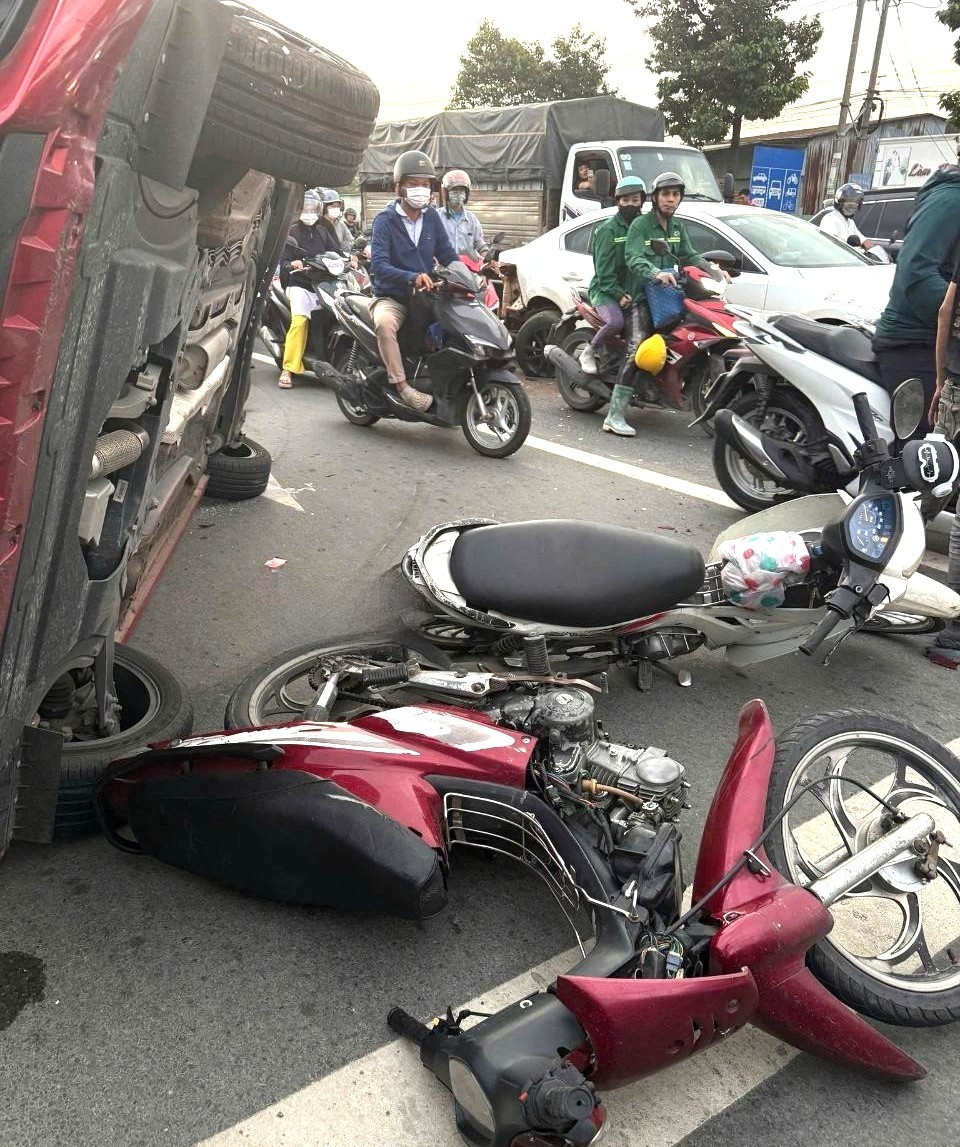 Tài xế đạp nhầm chân ga, ô tô tông loạn xạ nhiều phương tiện- Ảnh 2.