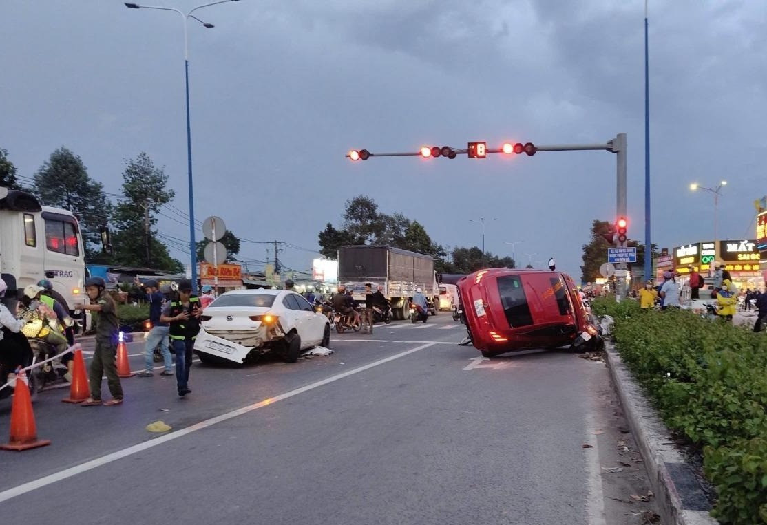 Tài xế đạp nhầm chân ga, ô tô tông loạn xạ nhiều phương tiện- Ảnh 4.