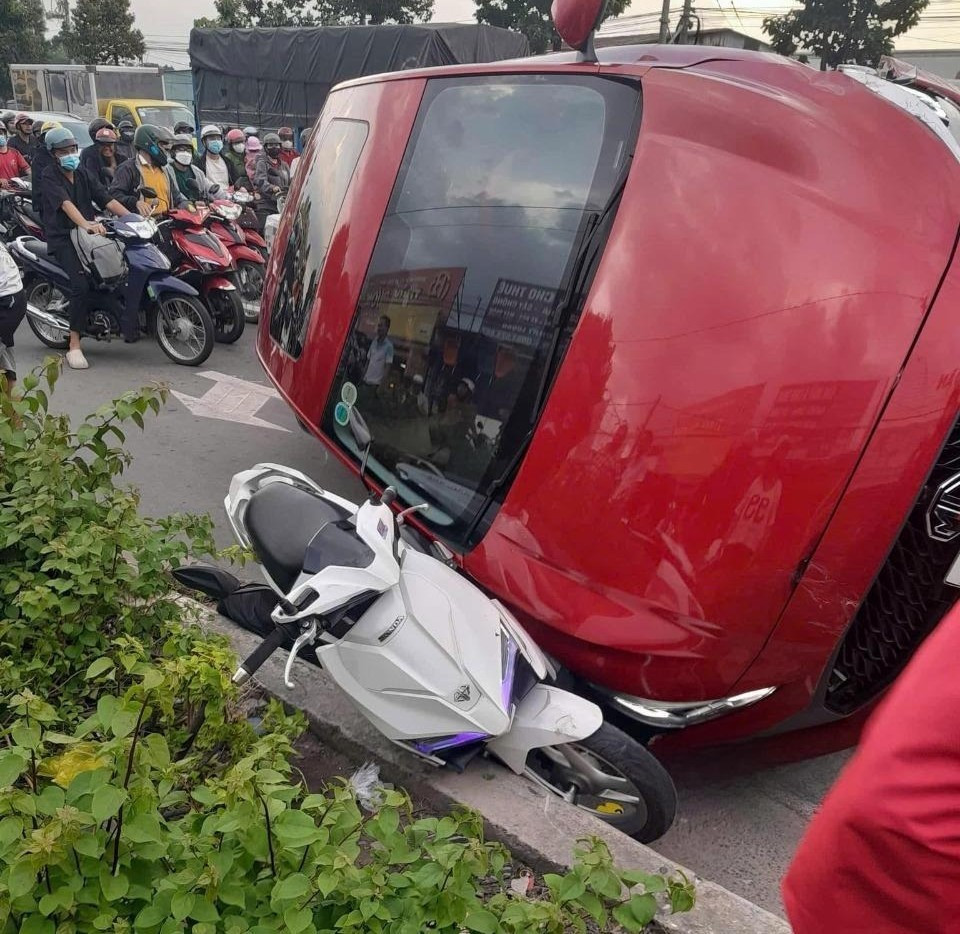 Tài xế đạp nhầm chân ga, ô tô tông loạn xạ nhiều phương tiện- Ảnh 1.