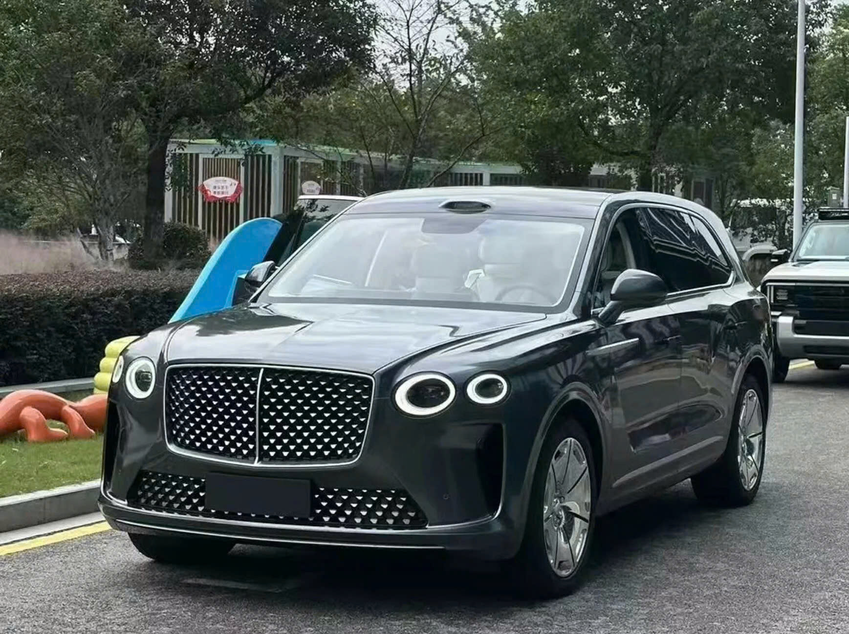 Chiếc xe này trông rất Bentley Bentayga nhưng thực tế là...- Ảnh 2.