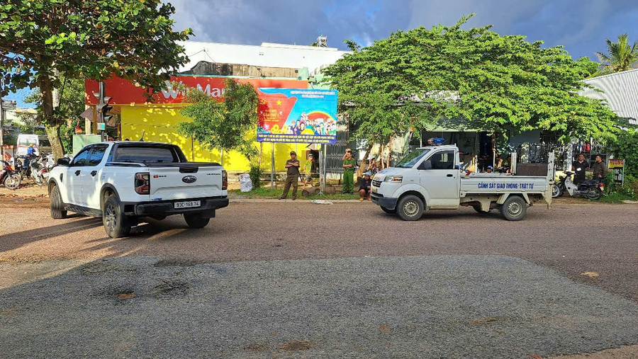 Bắt khẩn cấp 2 đối tượng dùng ô tô truy đuổi, chặn đầu xe CSGT để quay clip tung lên mạng- Ảnh 2. Bắt khẩn cấp 2 đối tượng dùng ô tô truy đuổi, chặn đầu xe CSGT để quay clip tung lên mạng- Ảnh 2.