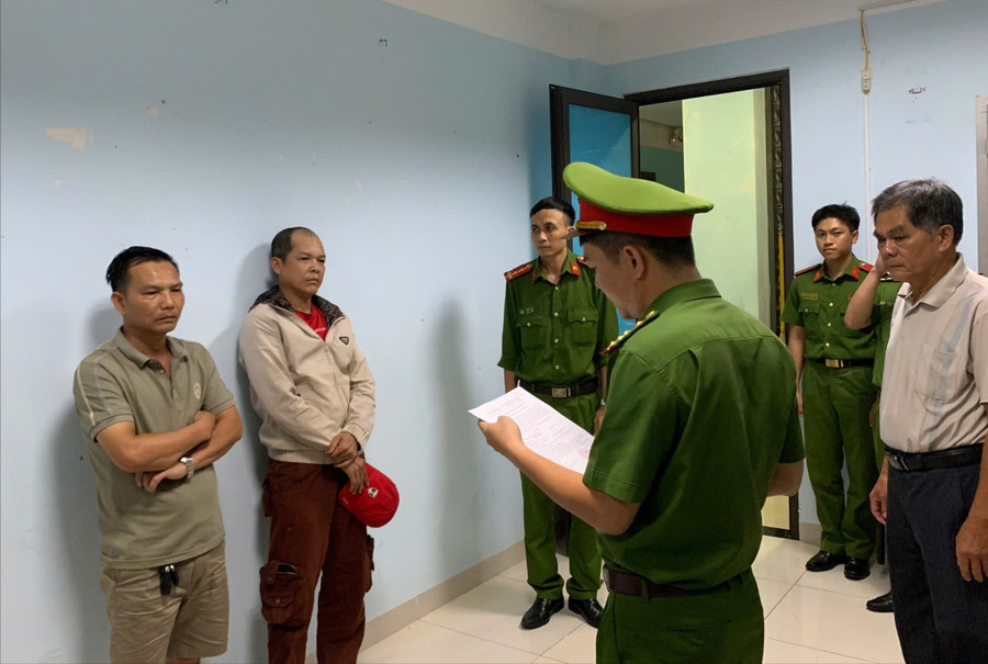 Bắt khẩn cấp 2 đối tượng dùng ô tô truy đuổi, chặn đầu xe CSGT để quay clip tung lên mạng- Ảnh 1. Bắt khẩn cấp 2 đối tượng dùng ô tô truy đuổi, chặn đầu xe CSGT để quay clip tung lên mạng- Ảnh 1.