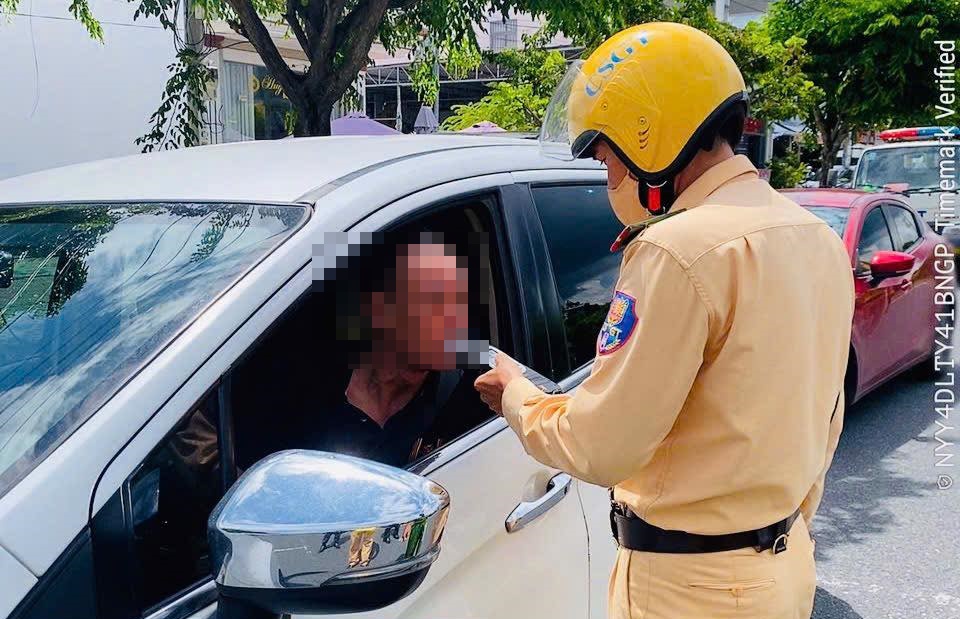 Chỉ 2 tiếng rưỡi đã phát hiện hơn 1.200 'ma men' lái xe, có người nồng độ cồn kịch khung vẫn chở gia đình trên cao tốc- Ảnh 1. Chỉ 2 tiếng rưỡi đã phát hiện hơn 1.200 'ma men' lái xe, có người nồng độ cồn kịch khung vẫn chở gia đình trên cao tốc- Ảnh 1.