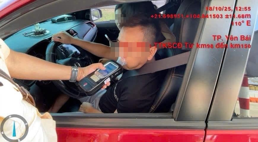 Chỉ 2 tiếng rưỡi đã phát hiện hơn 1.200 'ma men' lái xe, có người nồng độ cồn kịch khung vẫn chở gia đình trên cao tốc- Ảnh 2. Chỉ 2 tiếng rưỡi đã phát hiện hơn 1.200 'ma men' lái xe, có người nồng độ cồn kịch khung vẫn chở gia đình trên cao tốc- Ảnh 2.