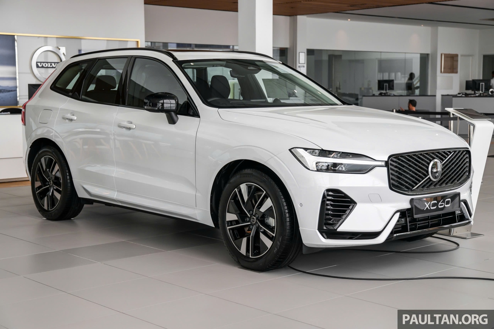 Volvo XC60 bản nâng cấp đến Đông Nam Á: Giá quy đổi từ 2 tỷ đồng, có bản PHEV chạy 89km không cần xăng- Ảnh 2.