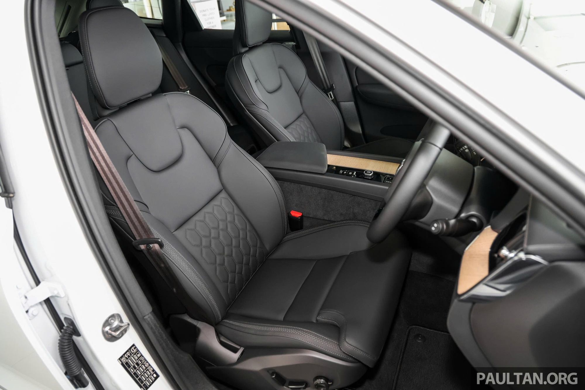 Volvo XC60 bản nâng cấp đến Đông Nam Á: Giá quy đổi từ 2 tỷ đồng, có bản PHEV chạy 89km không cần xăng- Ảnh 22.