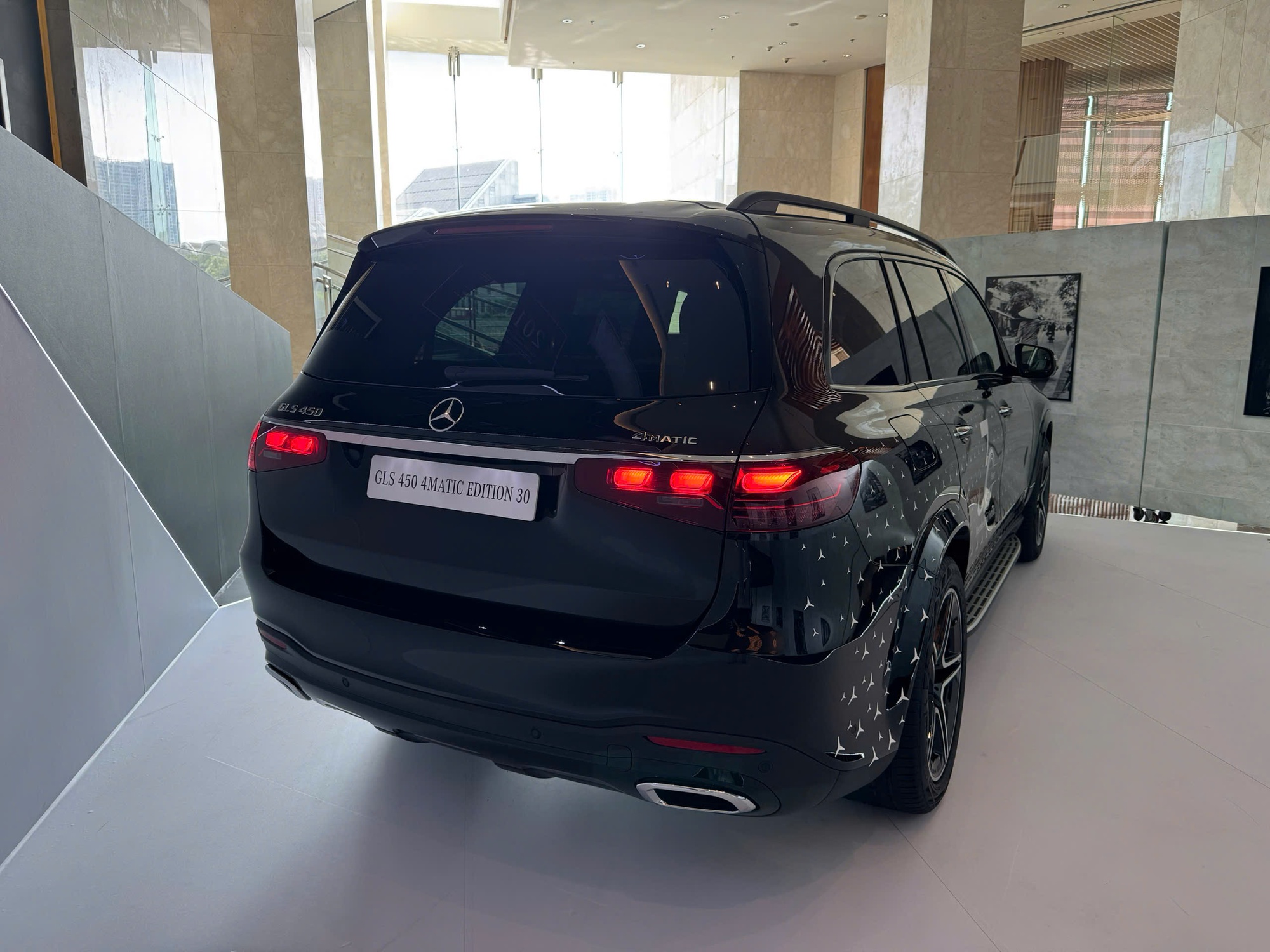 Cận cảnh Mercedes-Benz GLS 450 bản kỷ niệm 30 năm tại Việt Nam: Giới hạn 30 chiếc, giá tăng hơn 300 triệu đồng, ngoại thất khác biệt, thêm tiện nghi hàng ghế 2- Ảnh 9. Cận cảnh Mercedes-Benz GLS 450 bản kỷ niệm 30 năm tại Việt Nam: Giới hạn 30 chiếc, giá tăng hơn 300 triệu đồng, ngoại thất khác biệt, thêm tiện nghi hàng ghế 2- Ảnh 9.