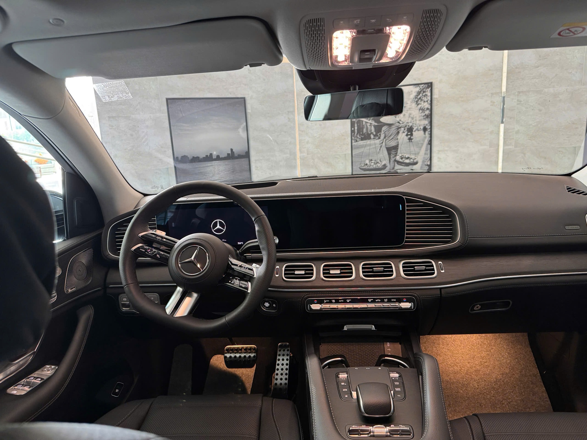 Cận cảnh Mercedes-Benz GLS 450 bản kỷ niệm 30 năm tại Việt Nam: Giới hạn 30 chiếc, giá tăng hơn 300 triệu đồng, ngoại thất khác biệt, thêm tiện nghi hàng ghế 2- Ảnh 10. Cận cảnh Mercedes-Benz GLS 450 bản kỷ niệm 30 năm tại Việt Nam: Giới hạn 30 chiếc, giá tăng hơn 300 triệu đồng, ngoại thất khác biệt, thêm tiện nghi hàng ghế 2- Ảnh 10.