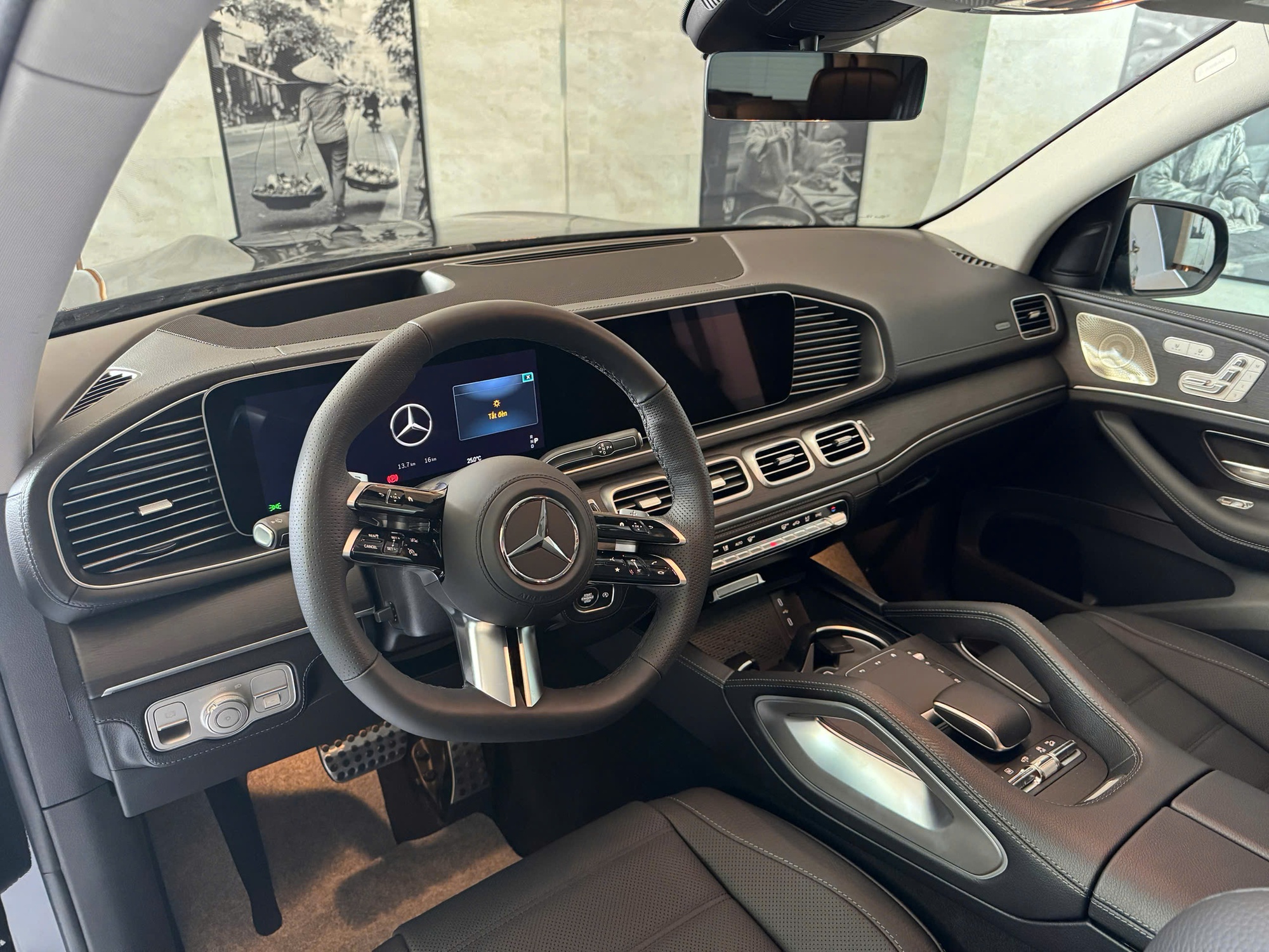 Cận cảnh Mercedes-Benz GLS 450 bản kỷ niệm 30 năm tại Việt Nam: Giới hạn 30 chiếc, giá tăng hơn 300 triệu đồng, ngoại thất khác biệt, thêm tiện nghi hàng ghế 2- Ảnh 11. Cận cảnh Mercedes-Benz GLS 450 bản kỷ niệm 30 năm tại Việt Nam: Giới hạn 30 chiếc, giá tăng hơn 300 triệu đồng, ngoại thất khác biệt, thêm tiện nghi hàng ghế 2- Ảnh 11.