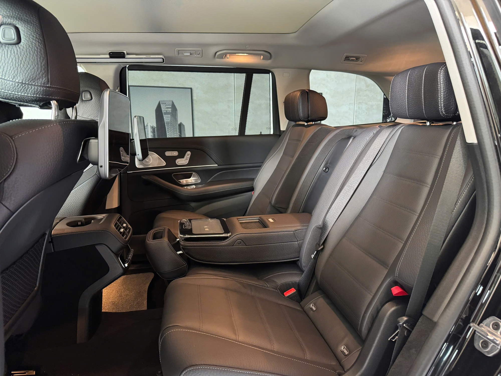 Cận cảnh Mercedes-Benz GLS 450 bản kỷ niệm 30 năm tại Việt Nam: Giới hạn 30 chiếc, giá tăng hơn 300 triệu đồng, ngoại thất khác biệt, thêm tiện nghi hàng ghế 2- Ảnh 3. Cận cảnh Mercedes-Benz GLS 450 bản kỷ niệm 30 năm tại Việt Nam: Giới hạn 30 chiếc, giá tăng hơn 300 triệu đồng, ngoại thất khác biệt, thêm tiện nghi hàng ghế 2- Ảnh 3.