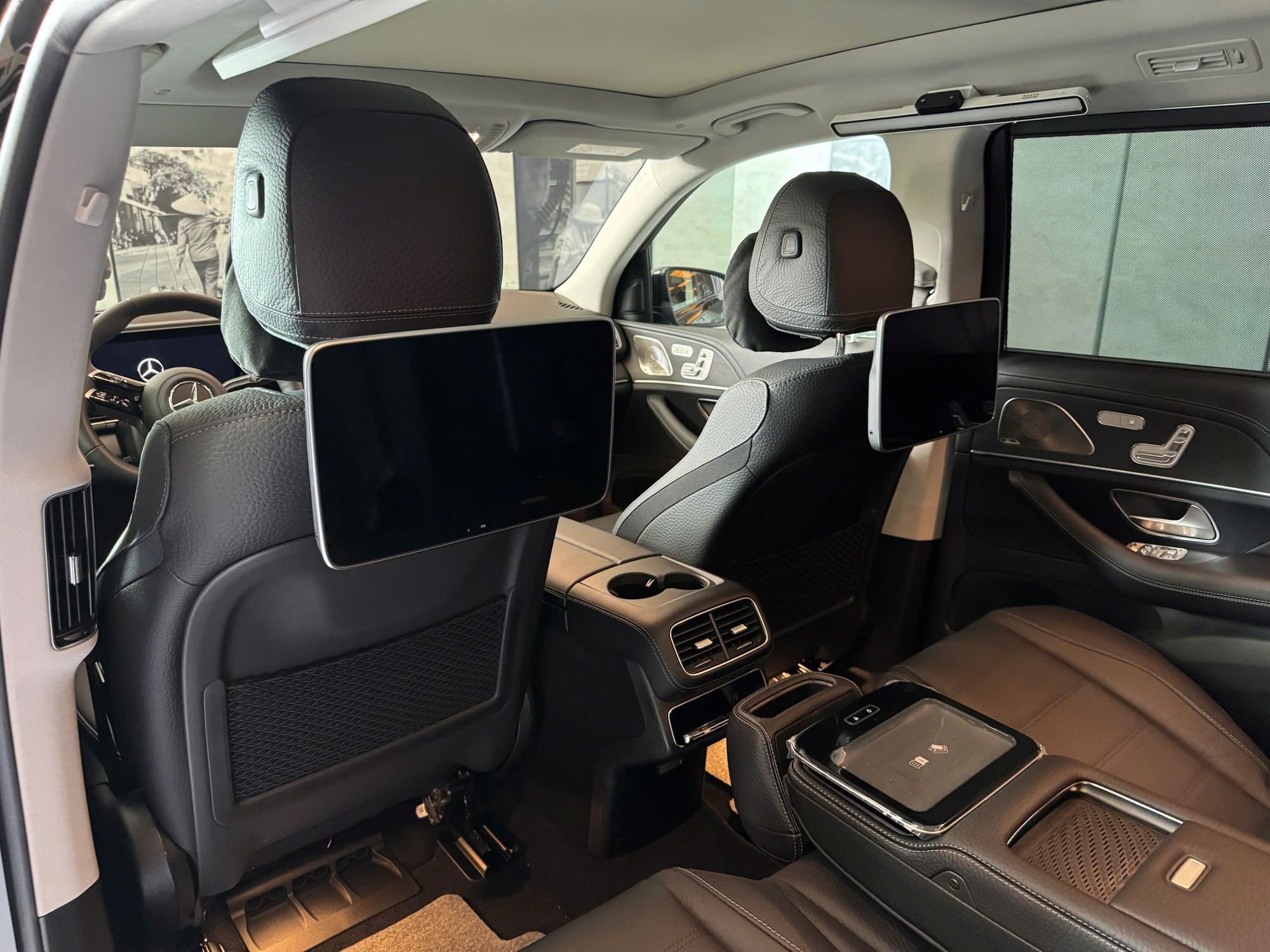 Cận cảnh Mercedes-Benz GLS 450 bản kỷ niệm 30 năm tại Việt Nam: Giới hạn 30 chiếc, giá tăng hơn 300 triệu đồng, ngoại thất khác biệt, thêm tiện nghi hàng ghế 2- Ảnh 12. Cận cảnh Mercedes-Benz GLS 450 bản kỷ niệm 30 năm tại Việt Nam: Giới hạn 30 chiếc, giá tăng hơn 300 triệu đồng, ngoại thất khác biệt, thêm tiện nghi hàng ghế 2- Ảnh 12.