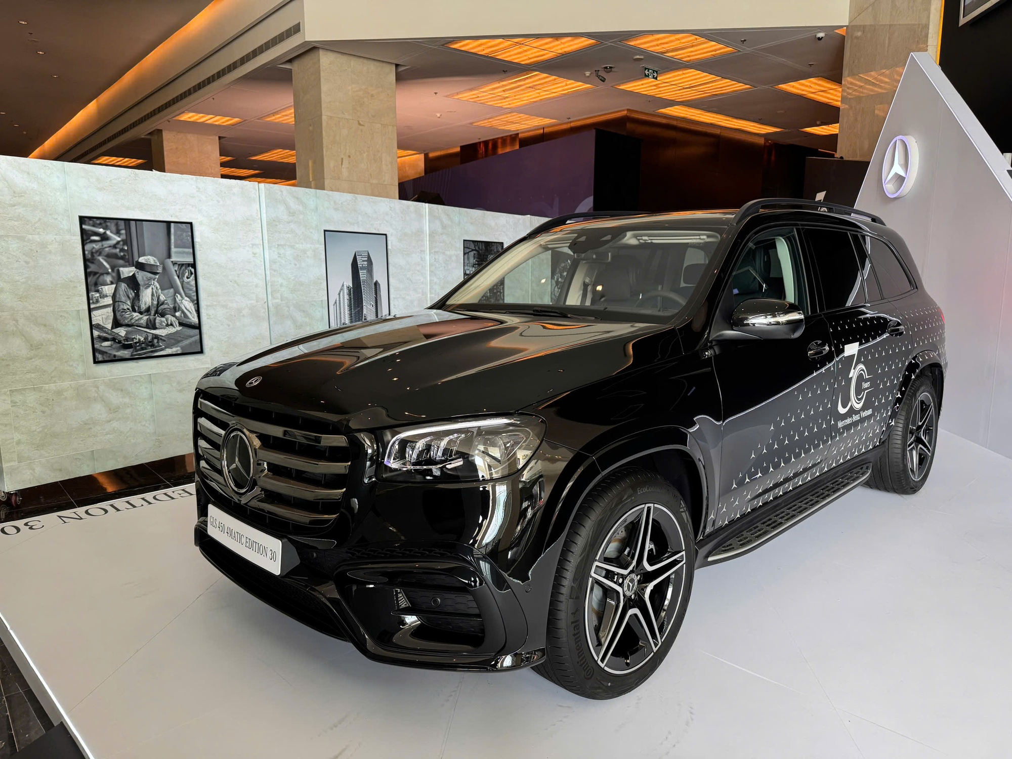 Cận cảnh Mercedes-Benz GLS 450 bản kỷ niệm 30 năm tại Việt Nam: Giới hạn 30 chiếc, giá tăng hơn 300 triệu đồng, ngoại thất khác biệt, thêm tiện nghi hàng ghế 2- Ảnh 2. Cận cảnh Mercedes-Benz GLS 450 bản kỷ niệm 30 năm tại Việt Nam: Giới hạn 30 chiếc, giá tăng hơn 300 triệu đồng, ngoại thất khác biệt, thêm tiện nghi hàng ghế 2- Ảnh 2.