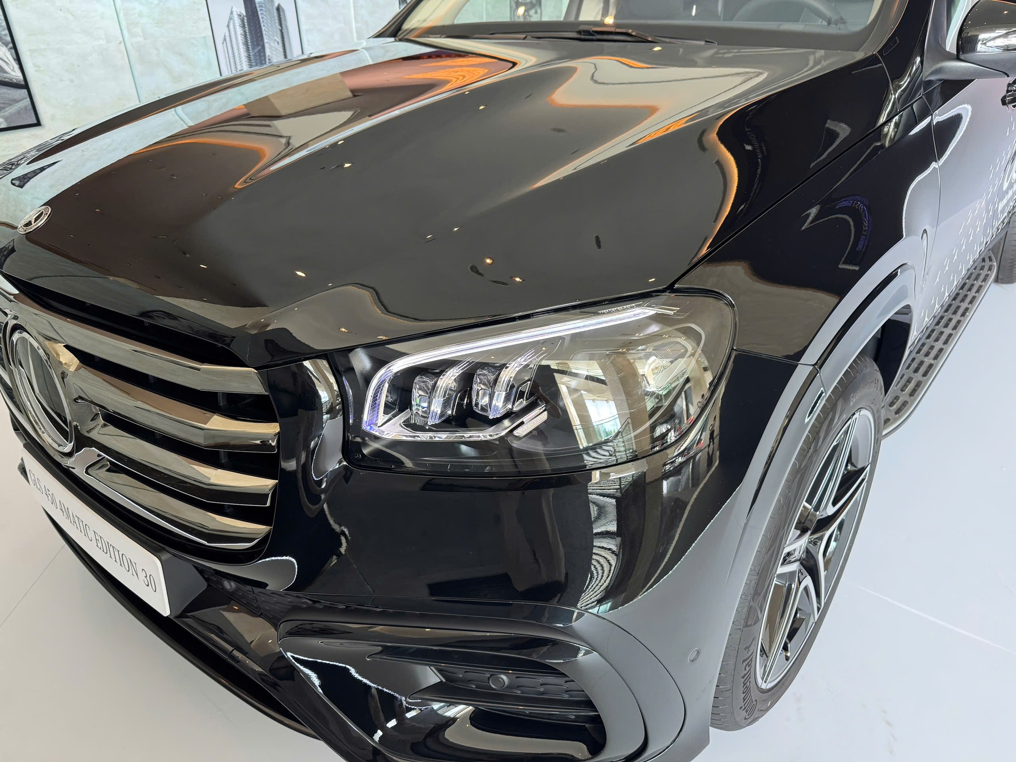 Cận cảnh Mercedes-Benz GLS 450 bản kỷ niệm 30 năm tại Việt Nam: Giới hạn 30 chiếc, giá tăng hơn 300 triệu đồng, ngoại thất khác biệt, thêm tiện nghi hàng ghế 2- Ảnh 8. Cận cảnh Mercedes-Benz GLS 450 bản kỷ niệm 30 năm tại Việt Nam: Giới hạn 30 chiếc, giá tăng hơn 300 triệu đồng, ngoại thất khác biệt, thêm tiện nghi hàng ghế 2- Ảnh 8.