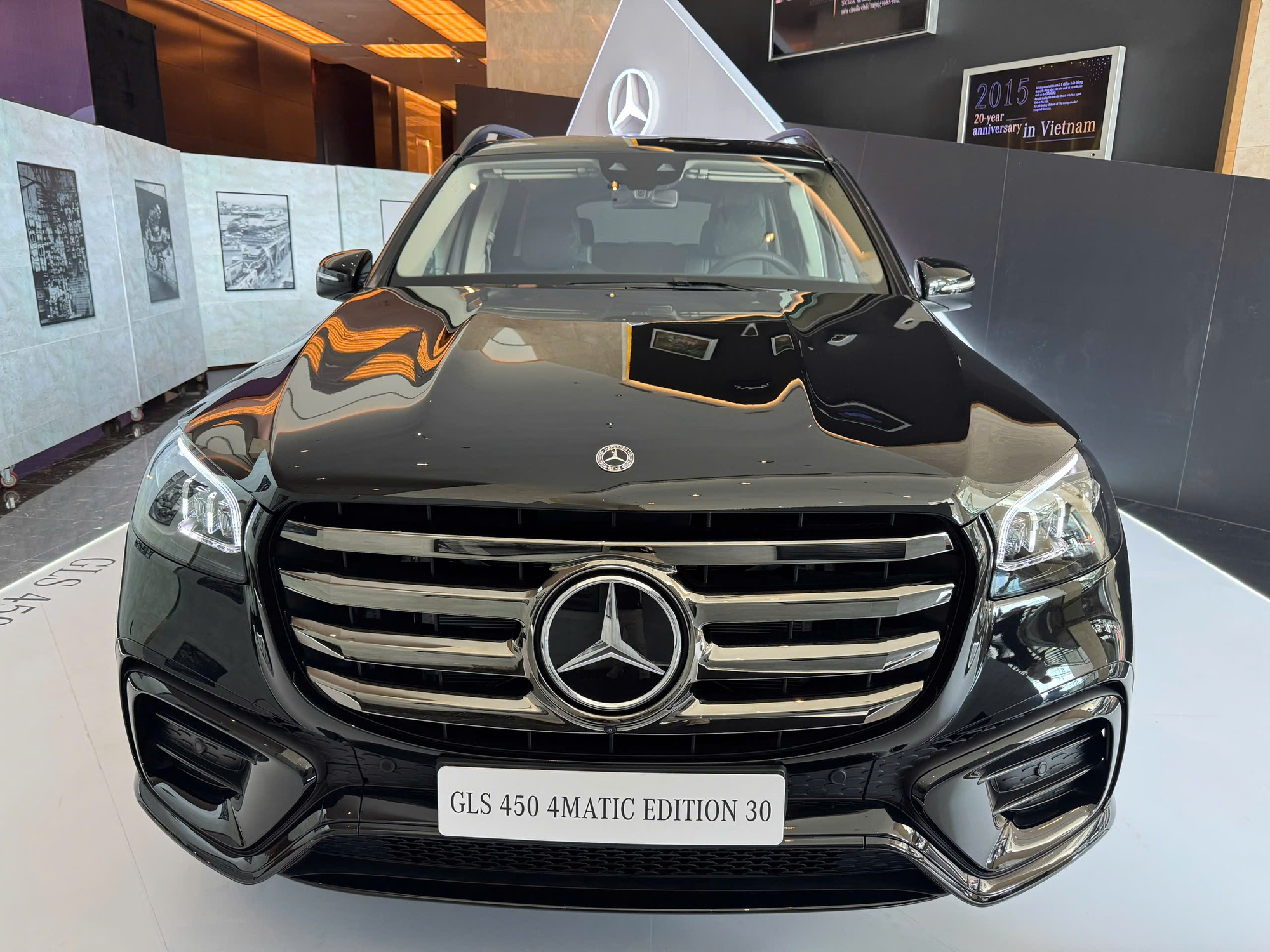 Cận cảnh Mercedes-Benz GLS 450 bản kỷ niệm 30 năm tại Việt Nam: Giới hạn 30 chiếc, giá tăng hơn 300 triệu đồng, ngoại thất khác biệt, thêm tiện nghi hàng ghế 2- Ảnh 6. Cận cảnh Mercedes-Benz GLS 450 bản kỷ niệm 30 năm tại Việt Nam: Giới hạn 30 chiếc, giá tăng hơn 300 triệu đồng, ngoại thất khác biệt, thêm tiện nghi hàng ghế 2- Ảnh 6.