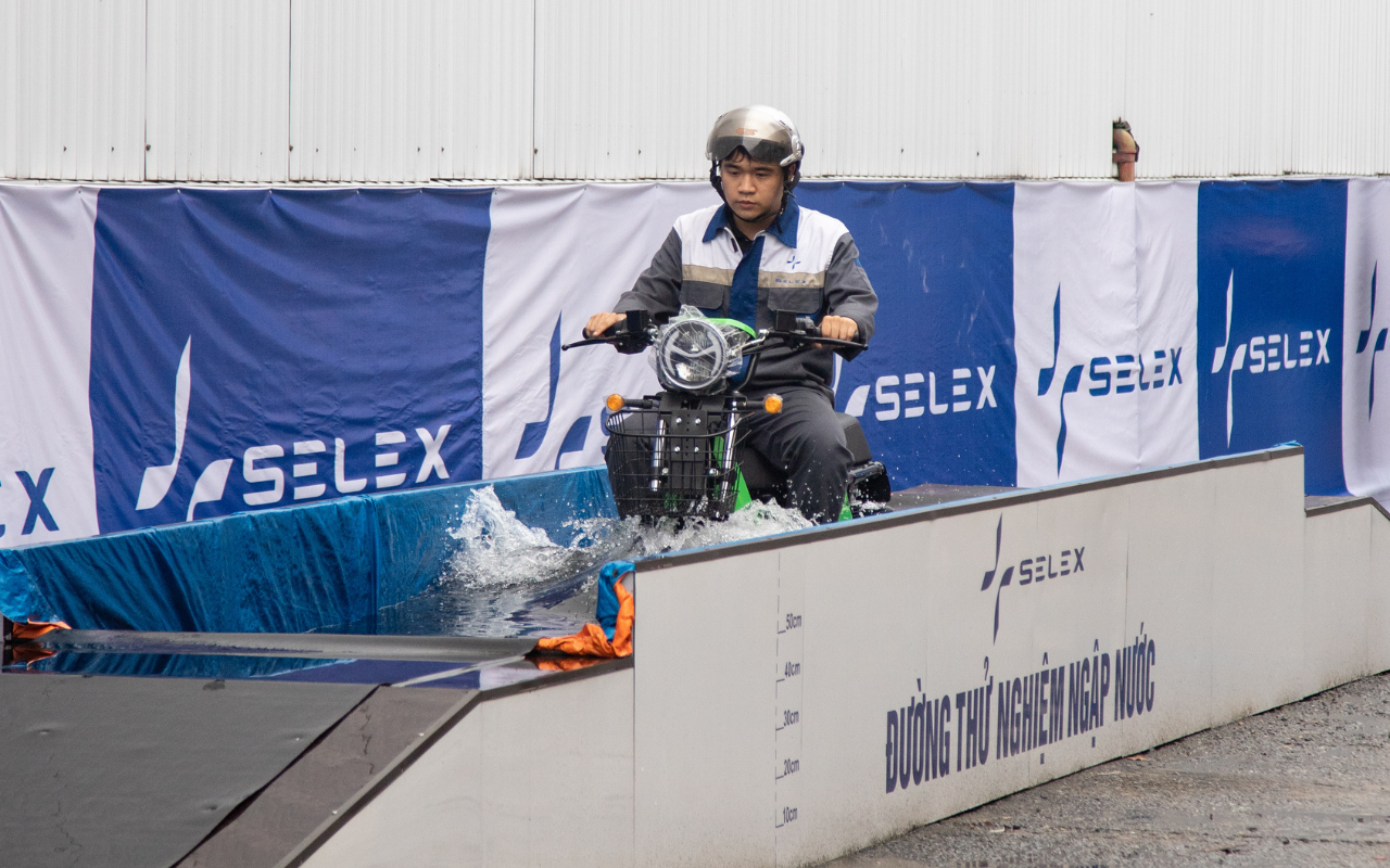 Nhà máy xe ở Hà Nội có xe điện 'tàu ngầm' rẻ hơn Vision, ngập gần hết yên nhưng Grab vẫn bon bon ship đồ- Ảnh 2. Nhà máy xe ở Hà Nội có xe điện 'tàu ngầm' rẻ hơn Vision, ngập gần hết yên nhưng Grab vẫn bon bon ship đồ- Ảnh 2.