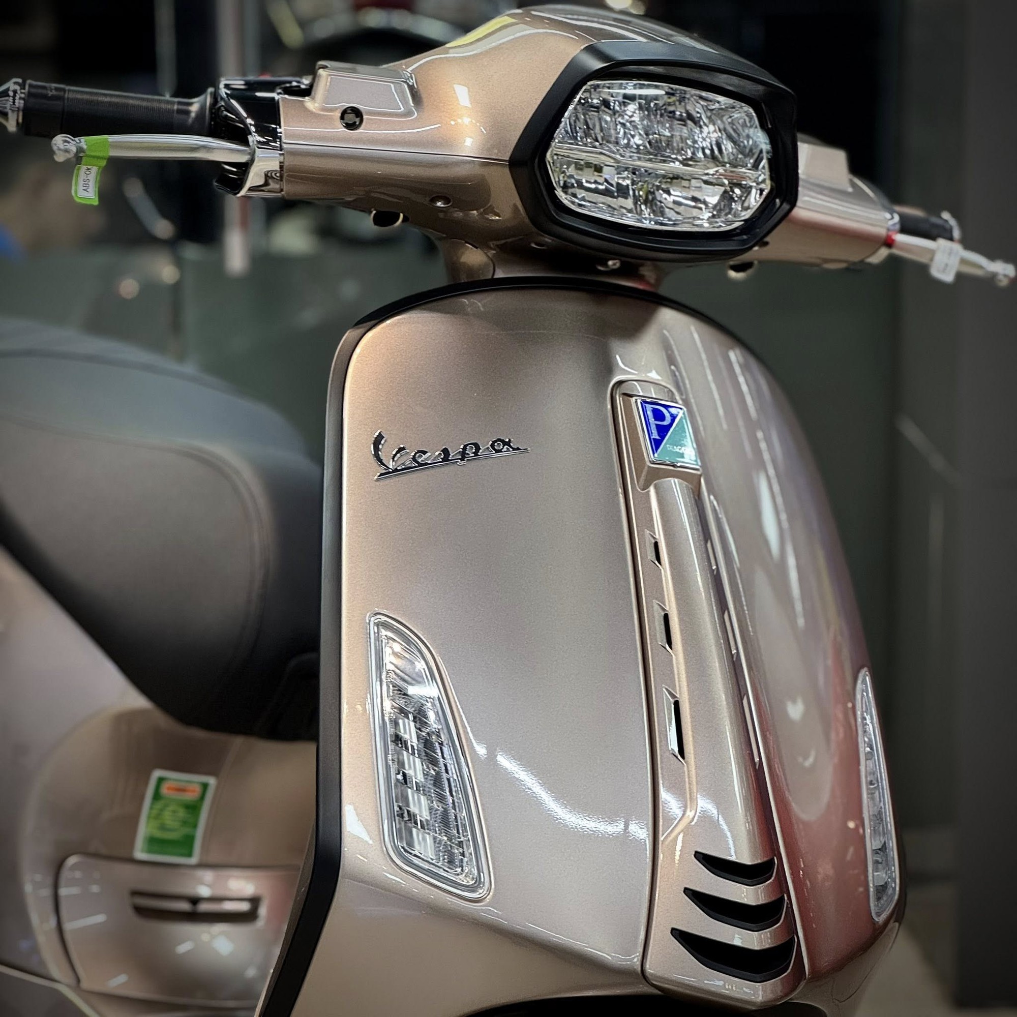 Vừa về đại lý lô xe tay ga Ý màu độc lạ giá ưu đãi, ngập công nghệ: Chìa thông minh mở cốp từ xa như ô tô- Ảnh 3.